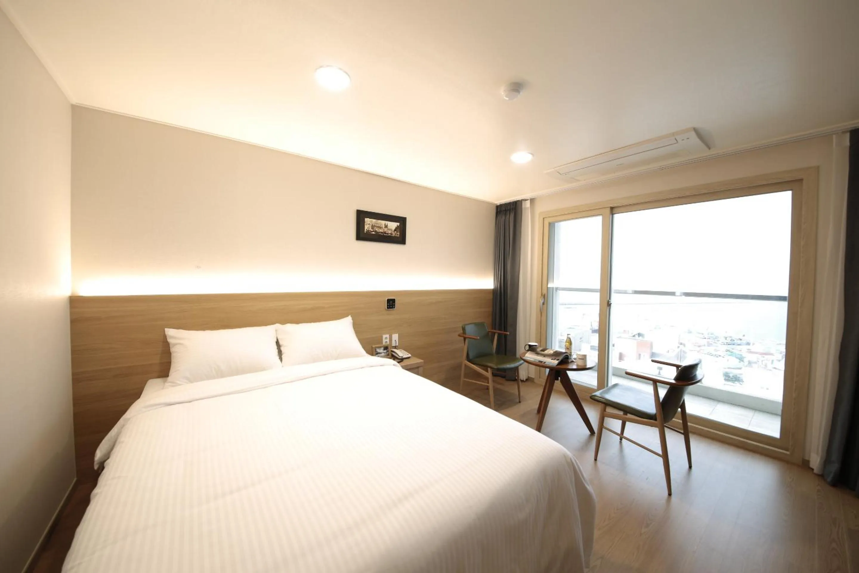 Bedroom, Bed in Harbor Hotel