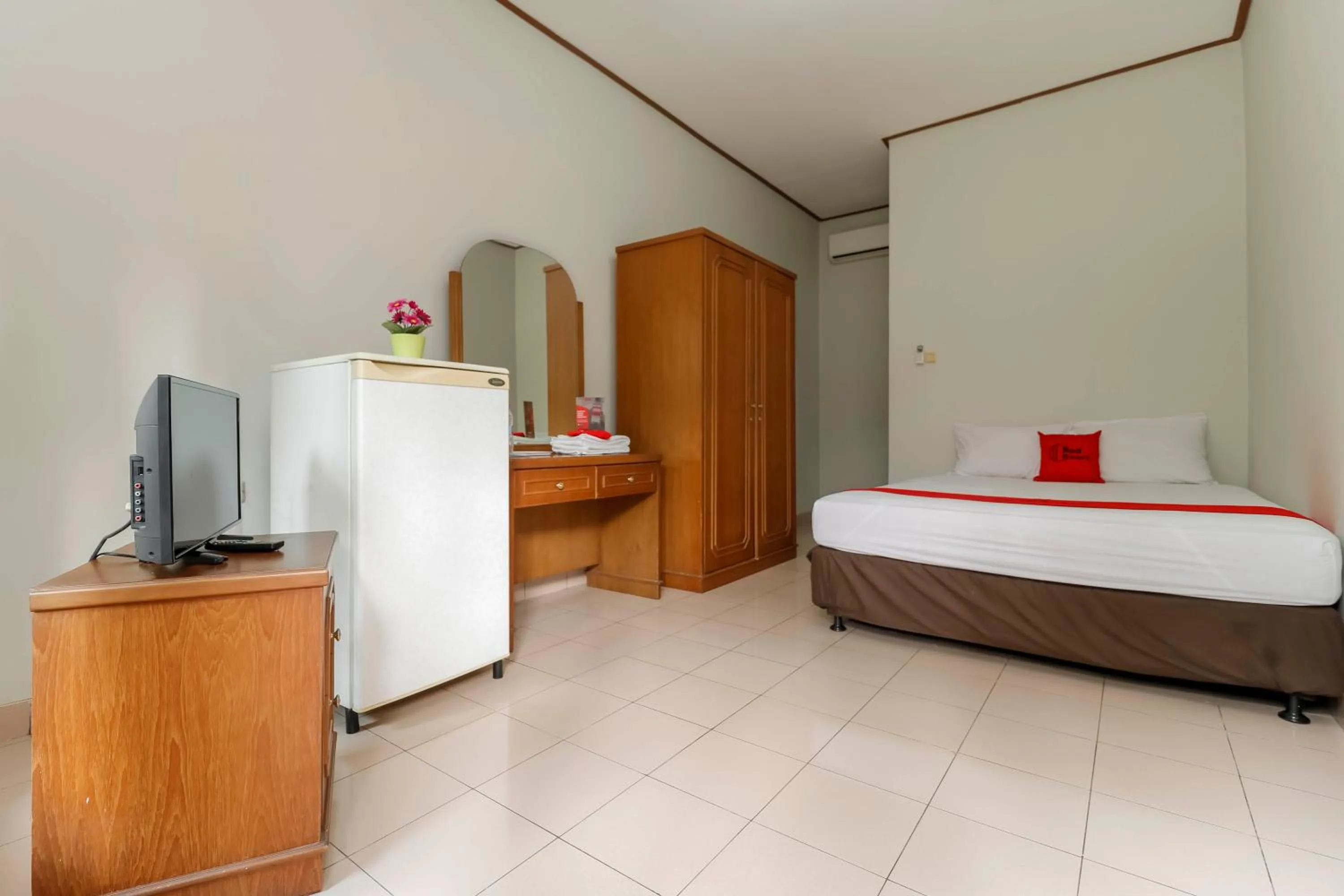 Bed in Reddoorz Plus @ Karet Pedurenan 3