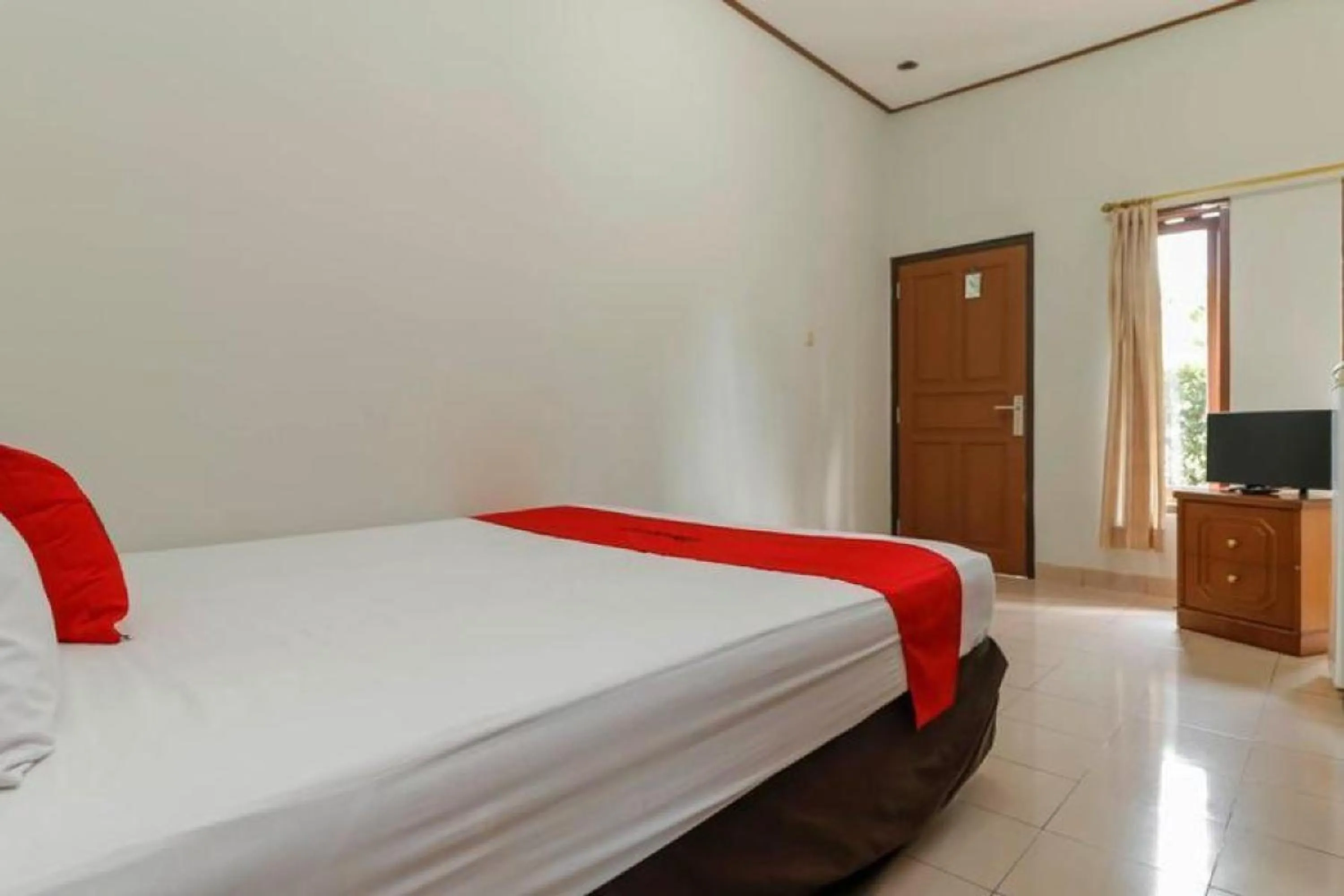 Bedroom, Bed in Reddoorz Plus @ Karet Pedurenan 3