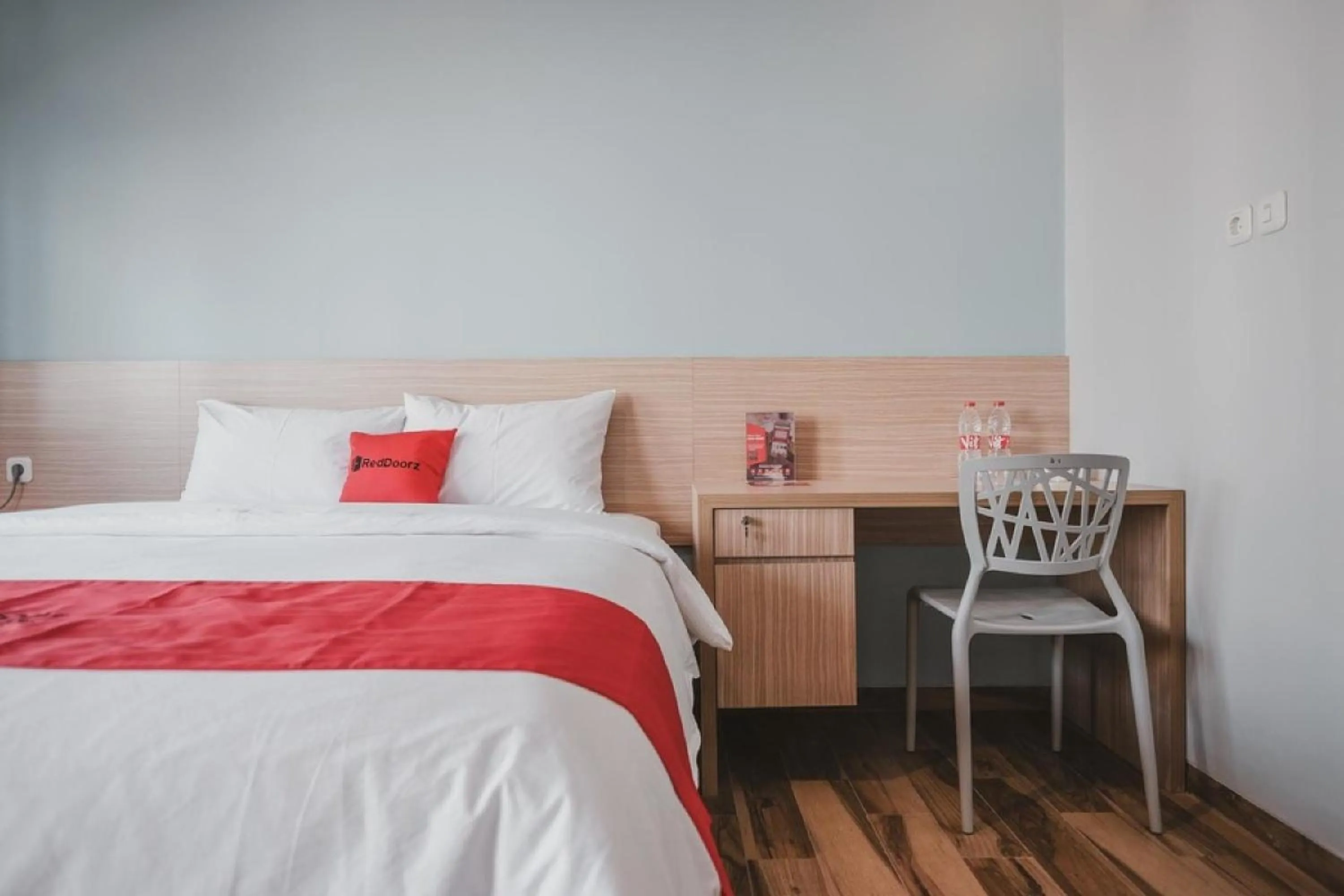 Bed in Reddoorz Plus @ Karet Pedurenan 3