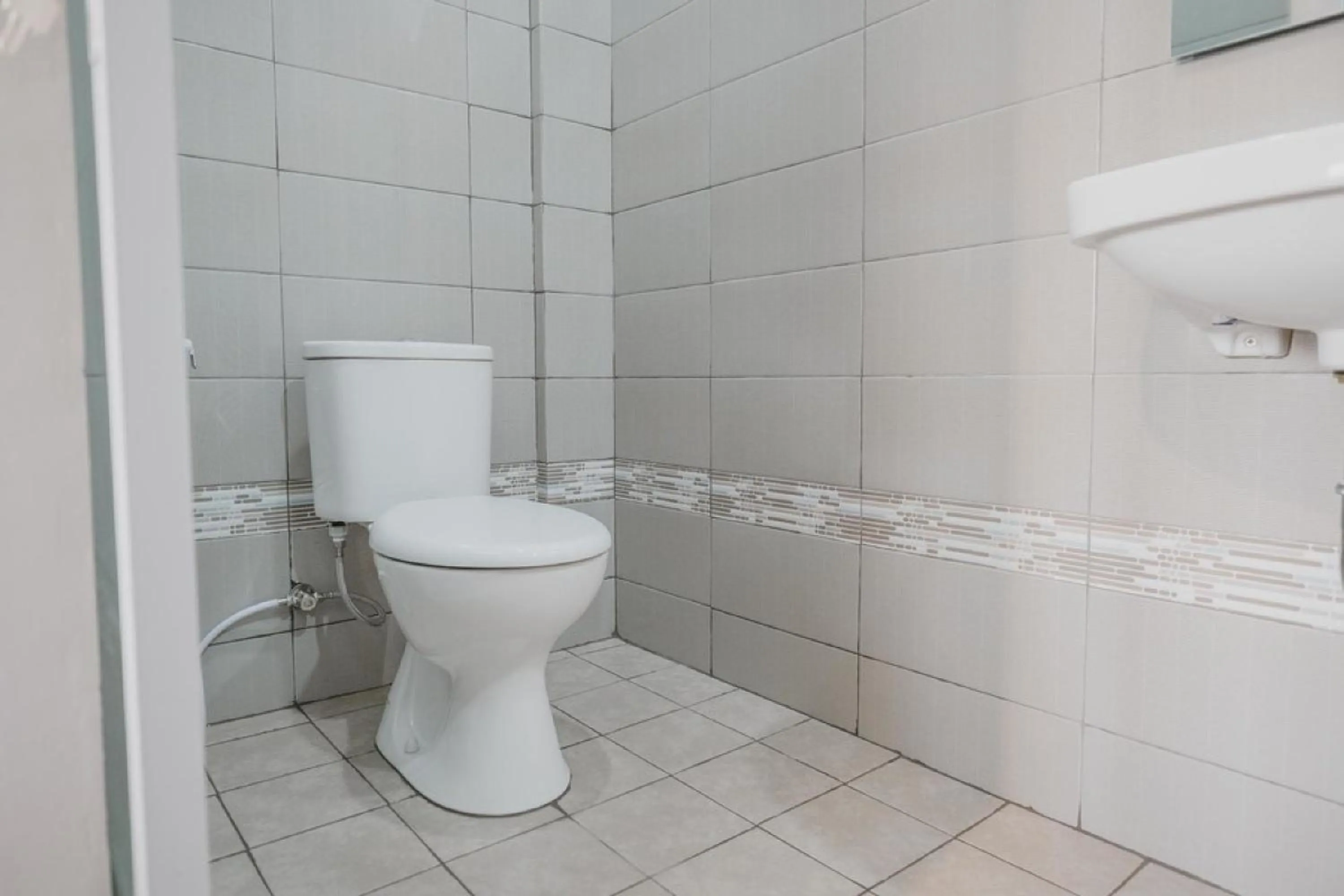 Bathroom in Reddoorz Plus @ Karet Pedurenan 3