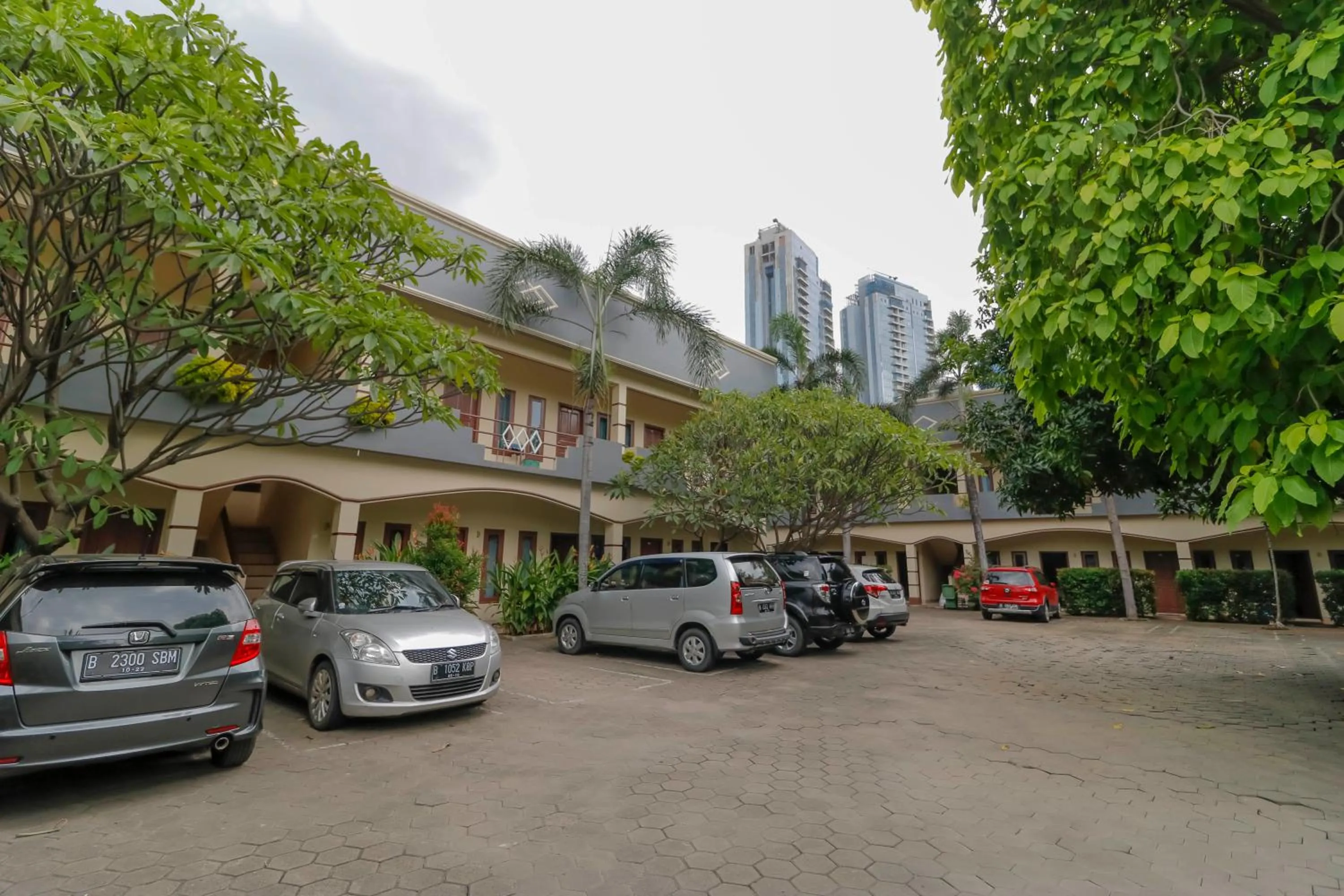 Facade/entrance in Reddoorz Plus @ Karet Pedurenan 3