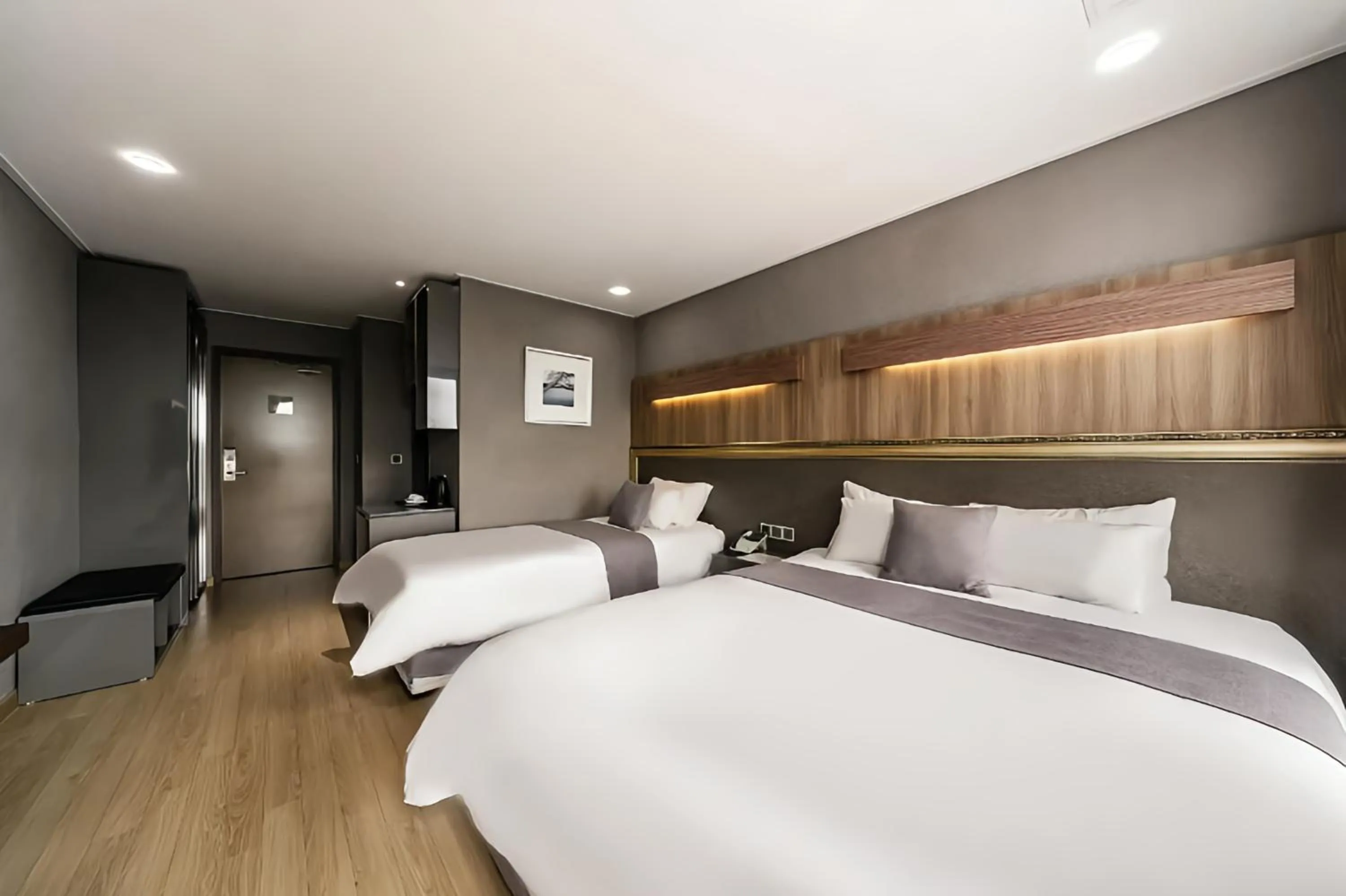Property building, Bed in Hotel L'art Gimpo