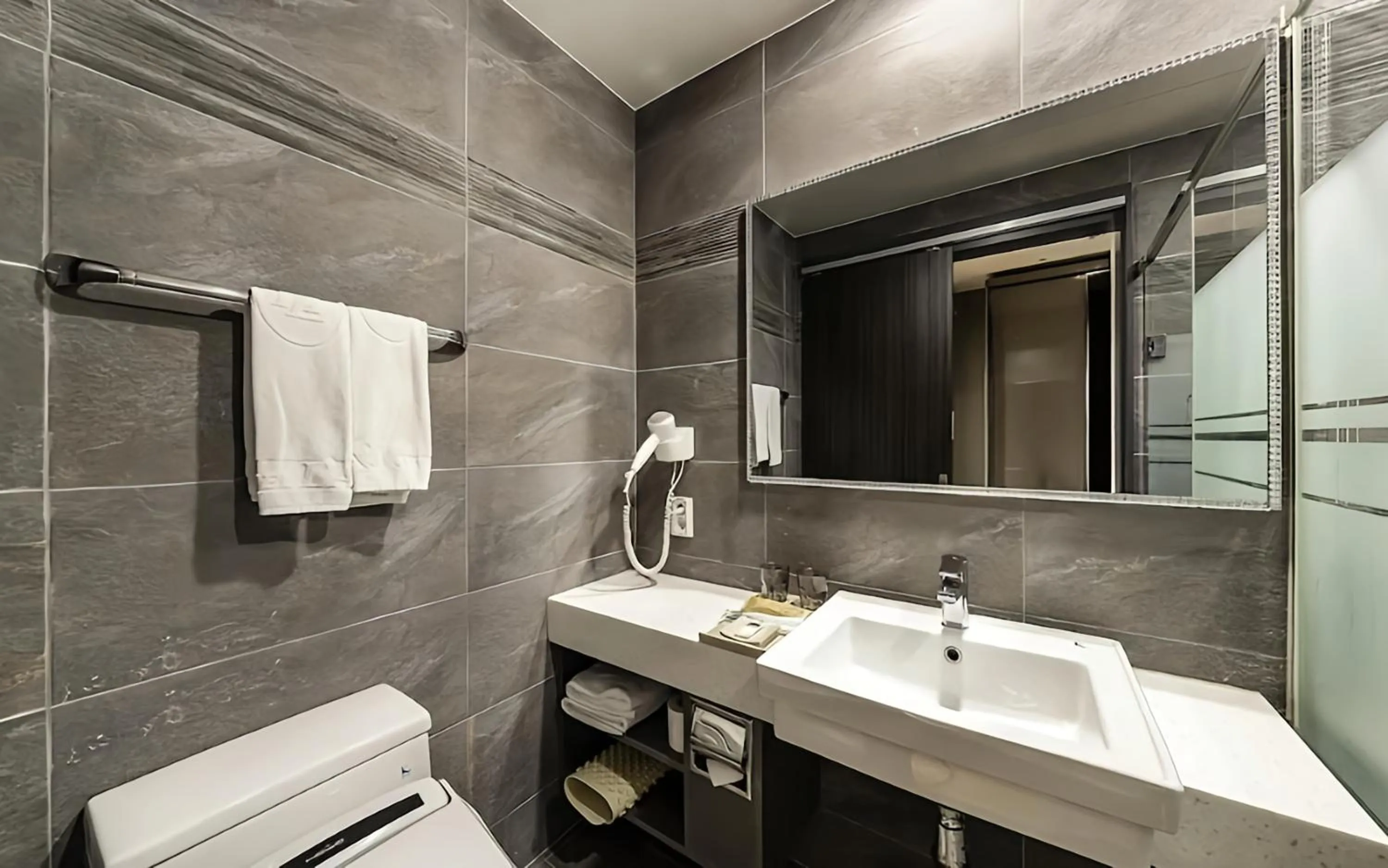 Toilet in Hotel L'art Gimpo