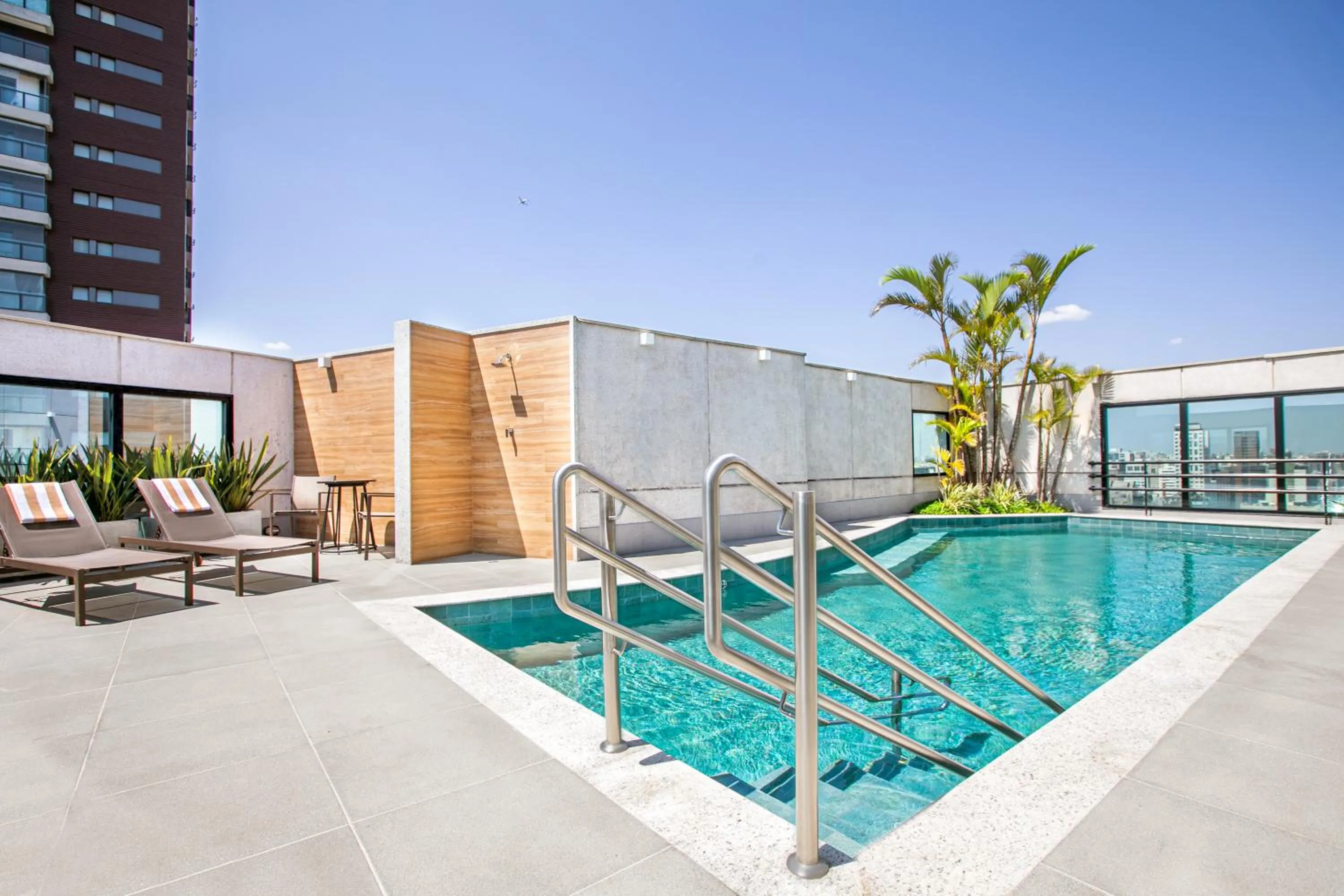 Swimming pool in Meliá Jardim Europa