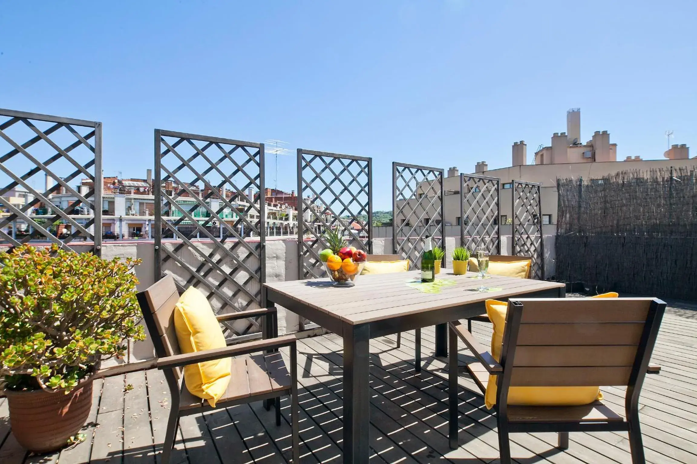 Dining area in numa I Caja Apartments Dining area in numa I Caja Apartments