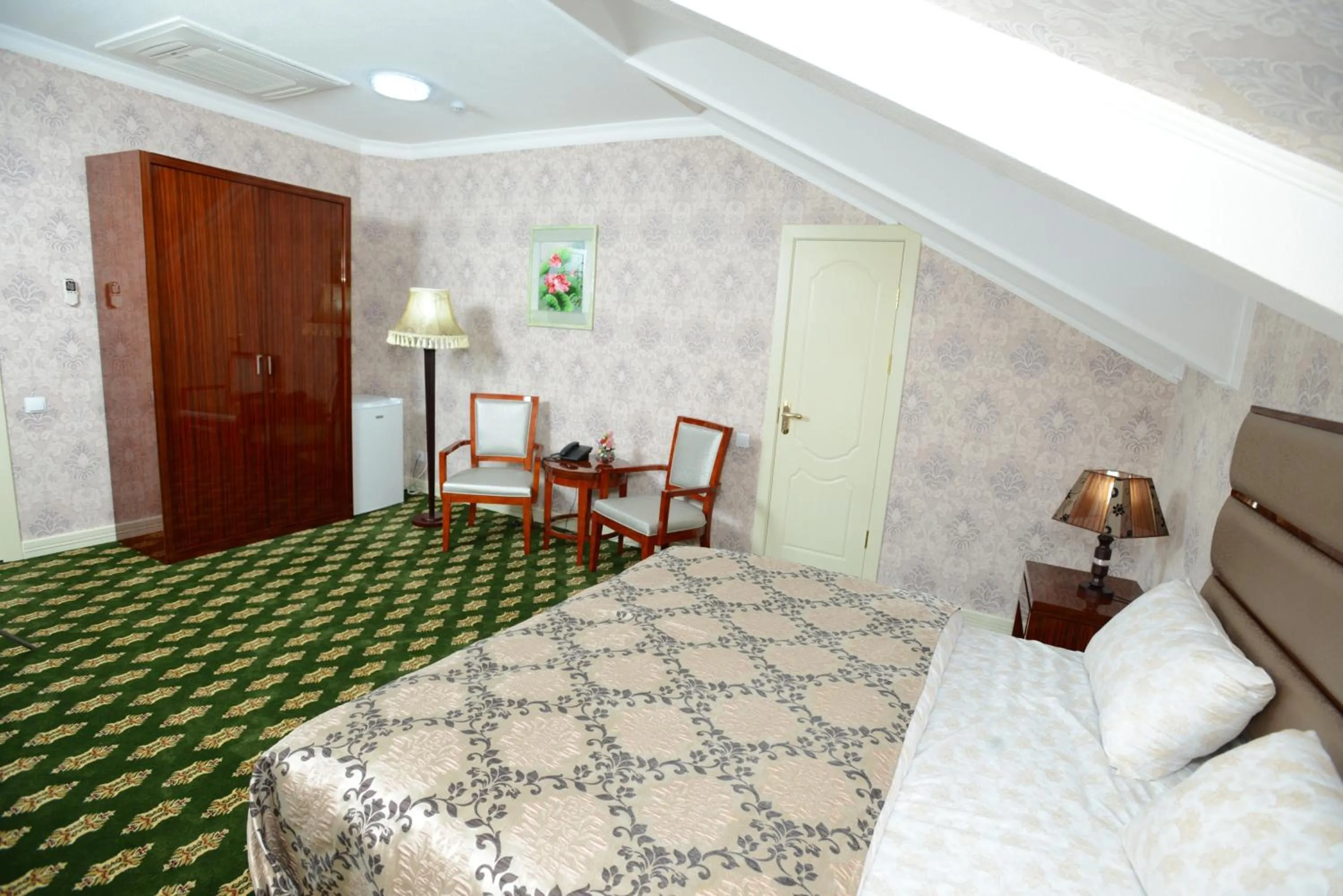 Photo of the whole room, Bed in City Line Boutique Hotel