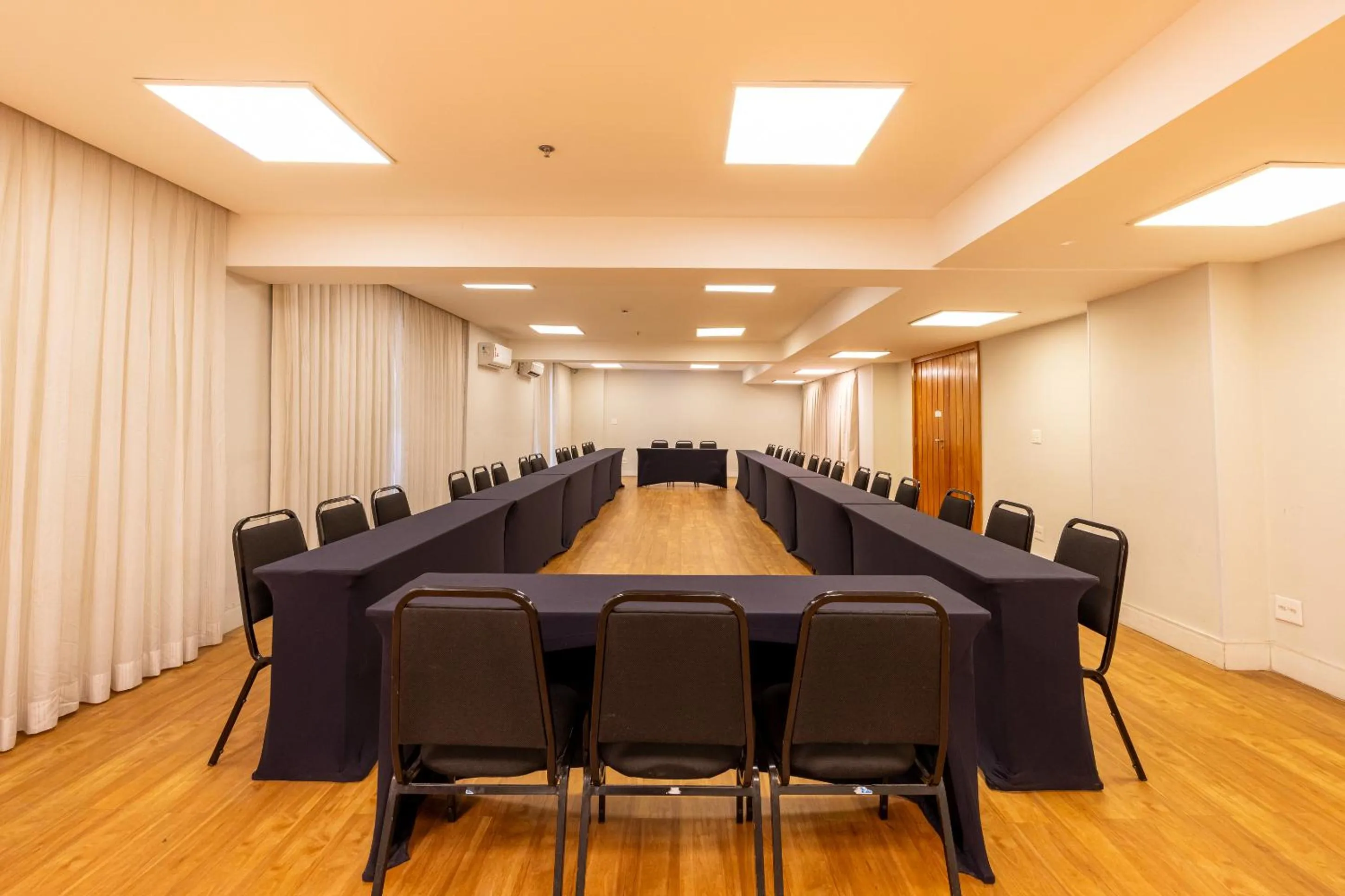 Meeting/conference room in B&B HOTEL Rio Copacabana Forte