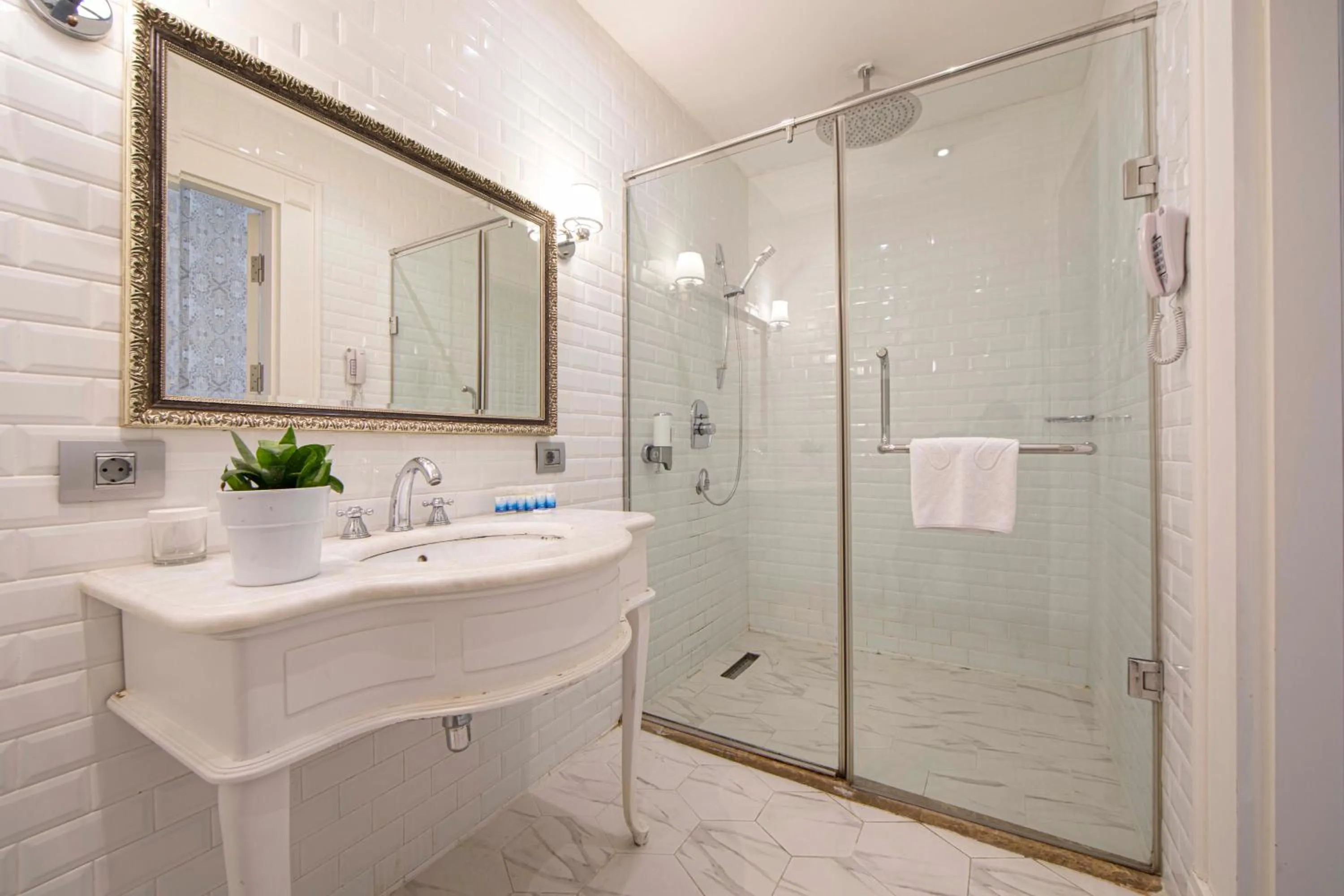 Toilet in Sapphire City Hotel