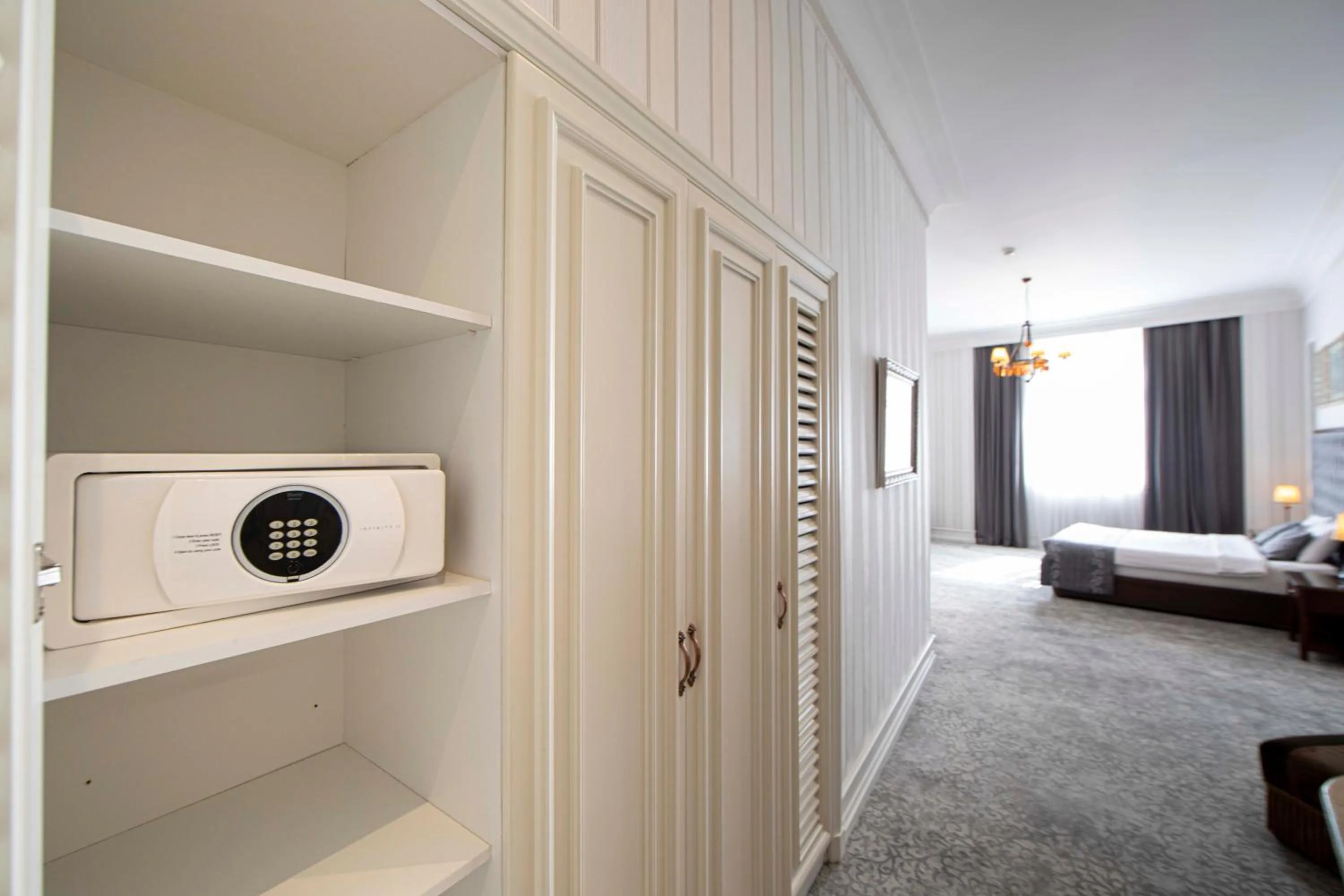 microwave, Bed in Sapphire City Hotel