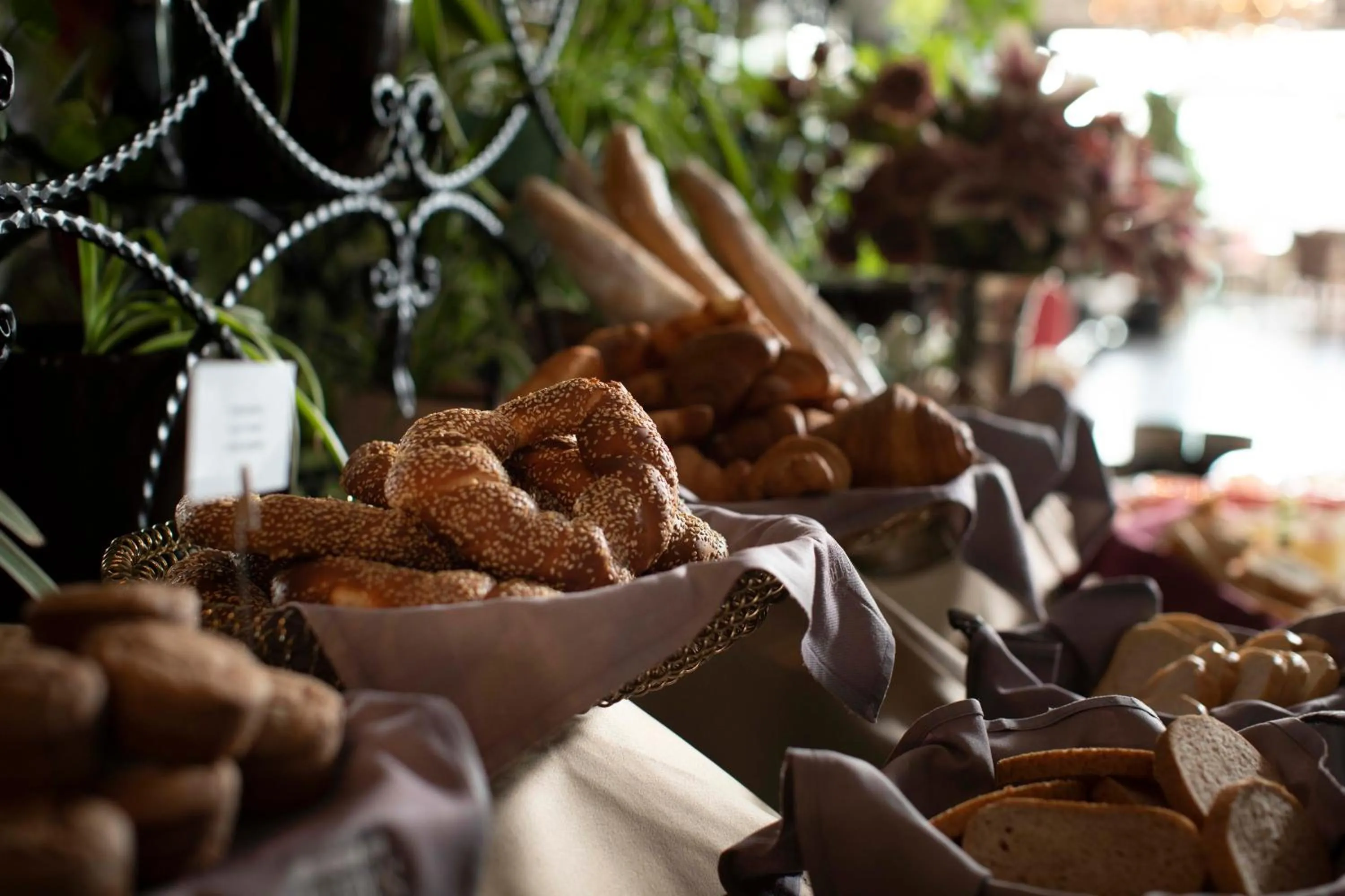 Restaurant/places to eat in Sapphire City Hotel