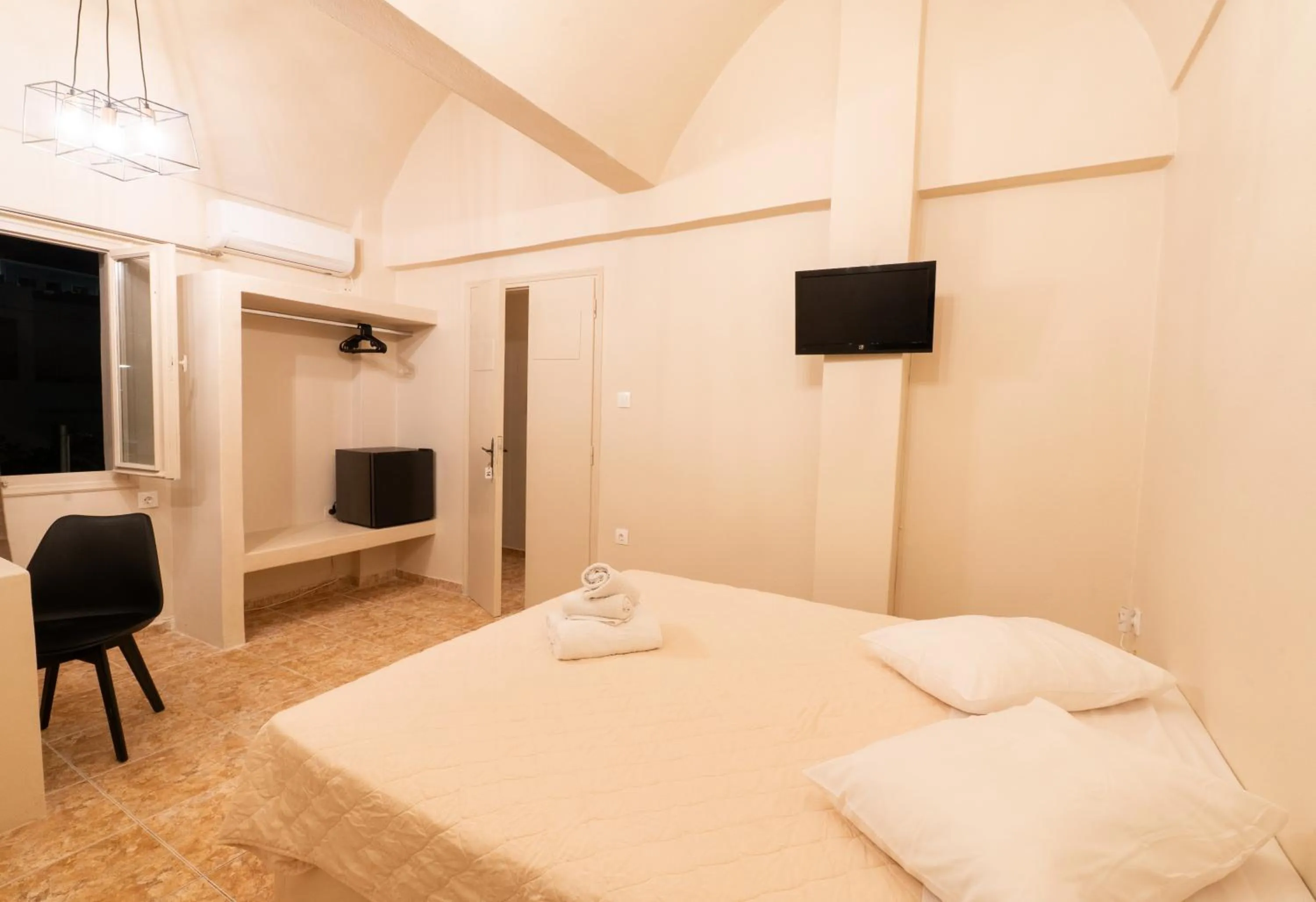 Photo of the whole room, Bed in Villa Toula