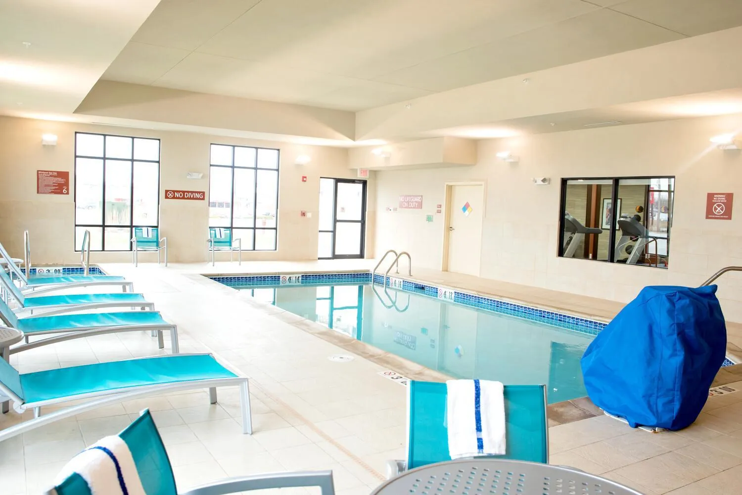 Swimming pool in TownePlace Suites by Marriott Ames