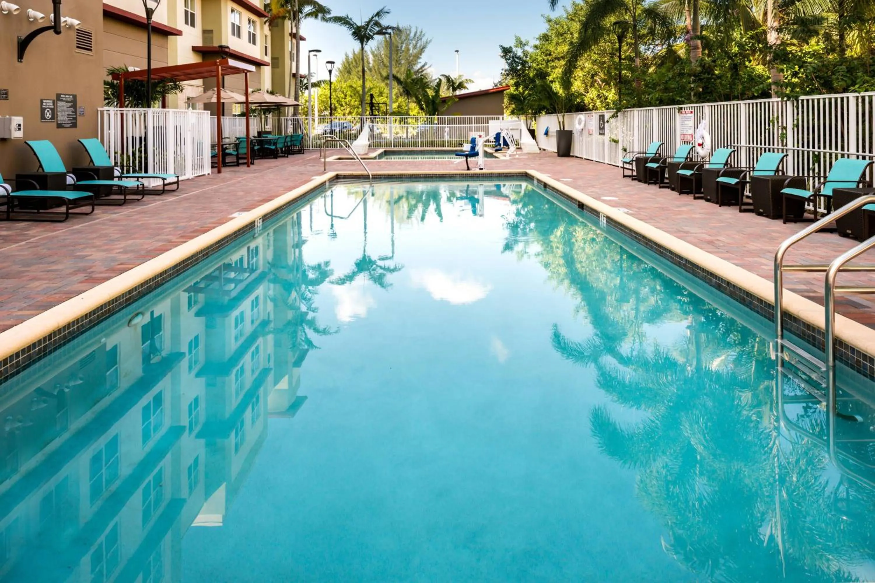 Swimming pool in Residence Inn by Marriott Miami West/FL Turnpike