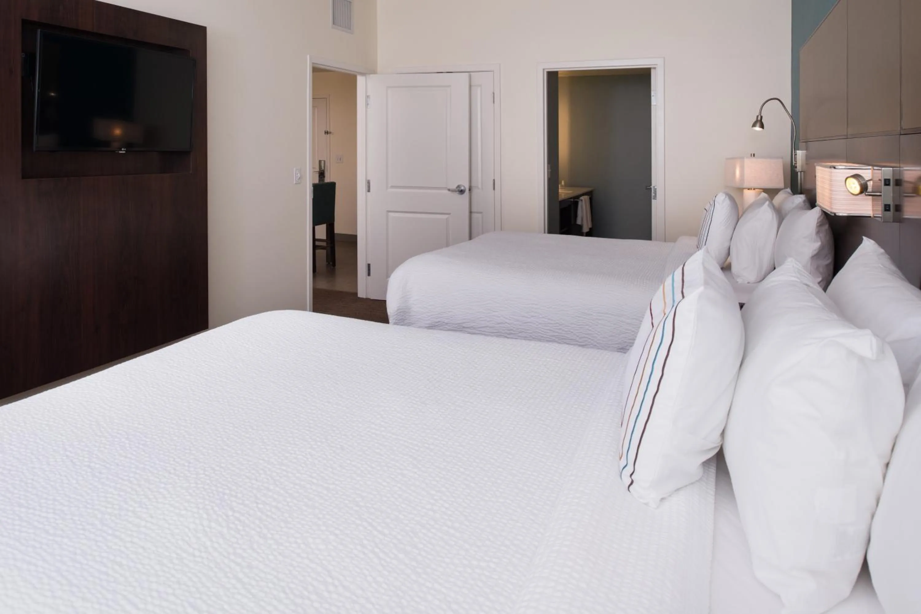 Bathroom, Bed in Residence Inn by Marriott Miami West/FL Turnpike