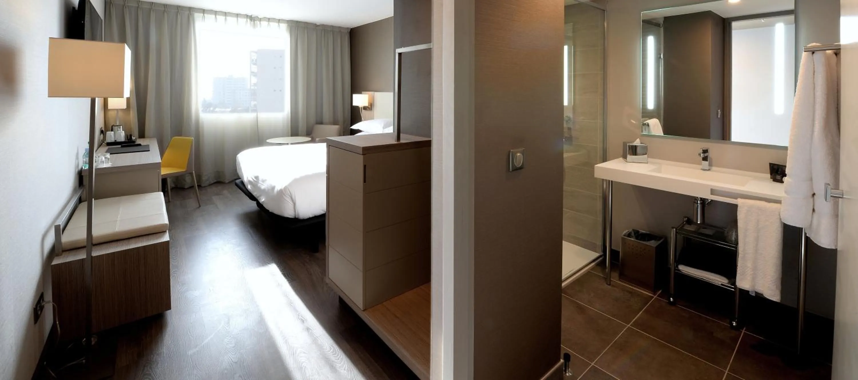 Bedroom, Bed in AC Hotel by Marriott Marseille Prado Vélodrome