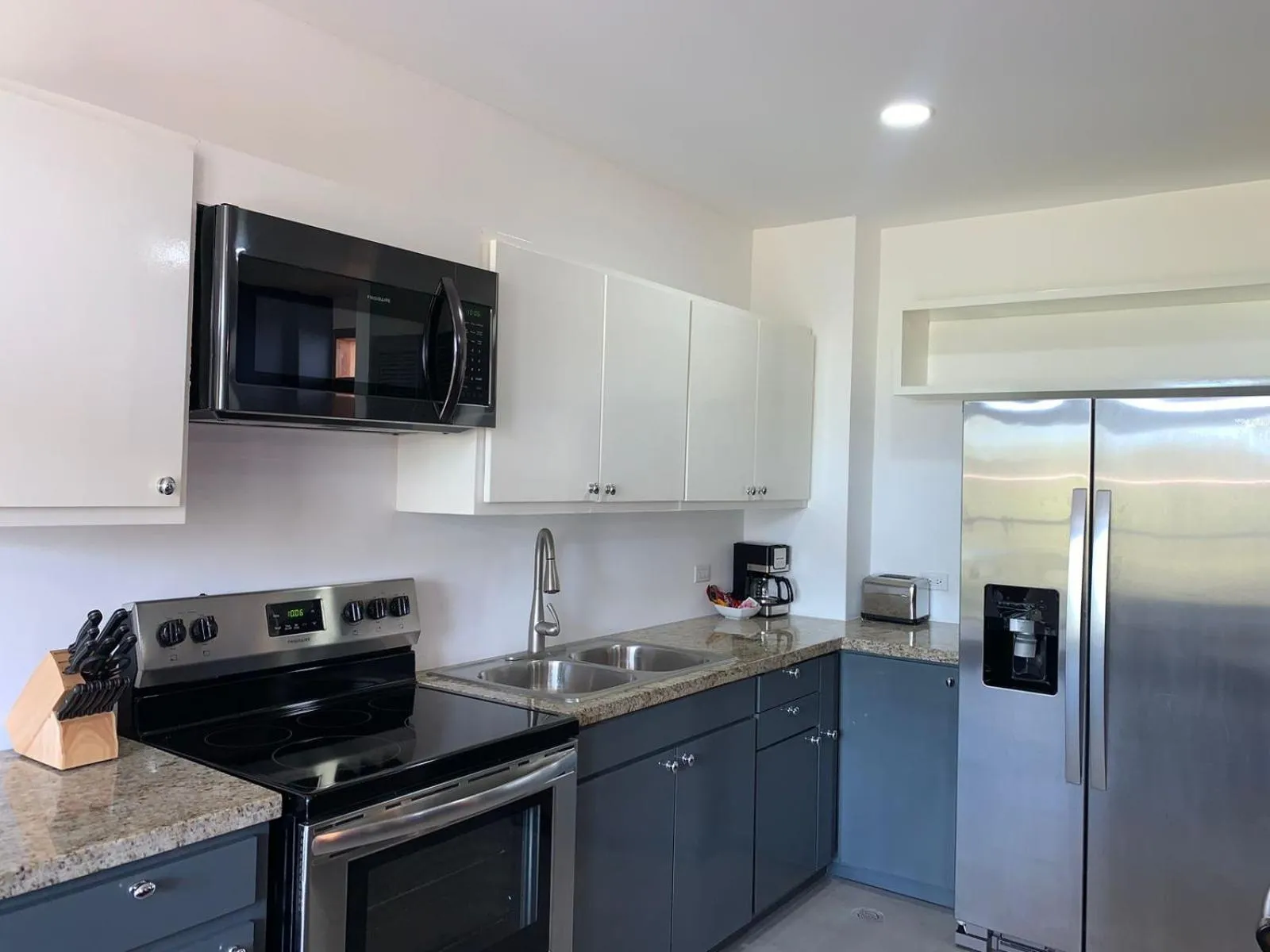 Kitchen or kitchenette in Best Western Grand Baymen Gardens