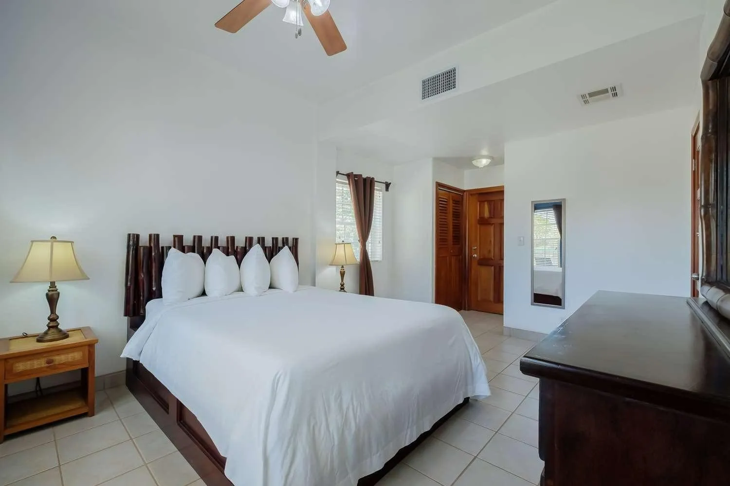 Bed in Best Western Grand Baymen Gardens