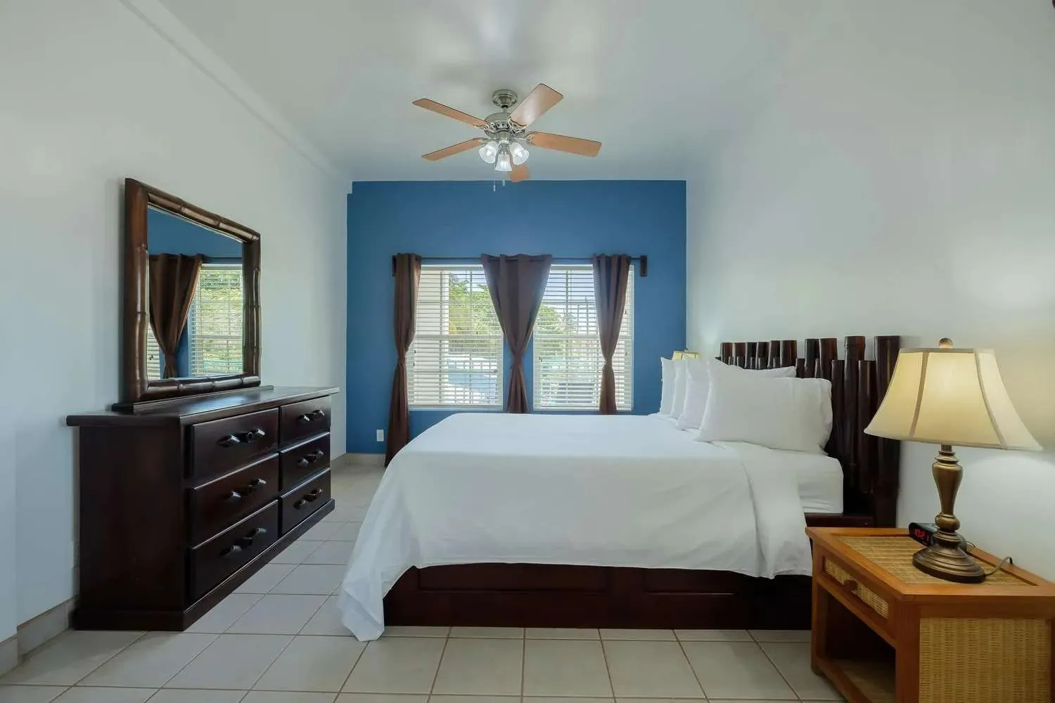 Bed in Best Western Grand Baymen Gardens