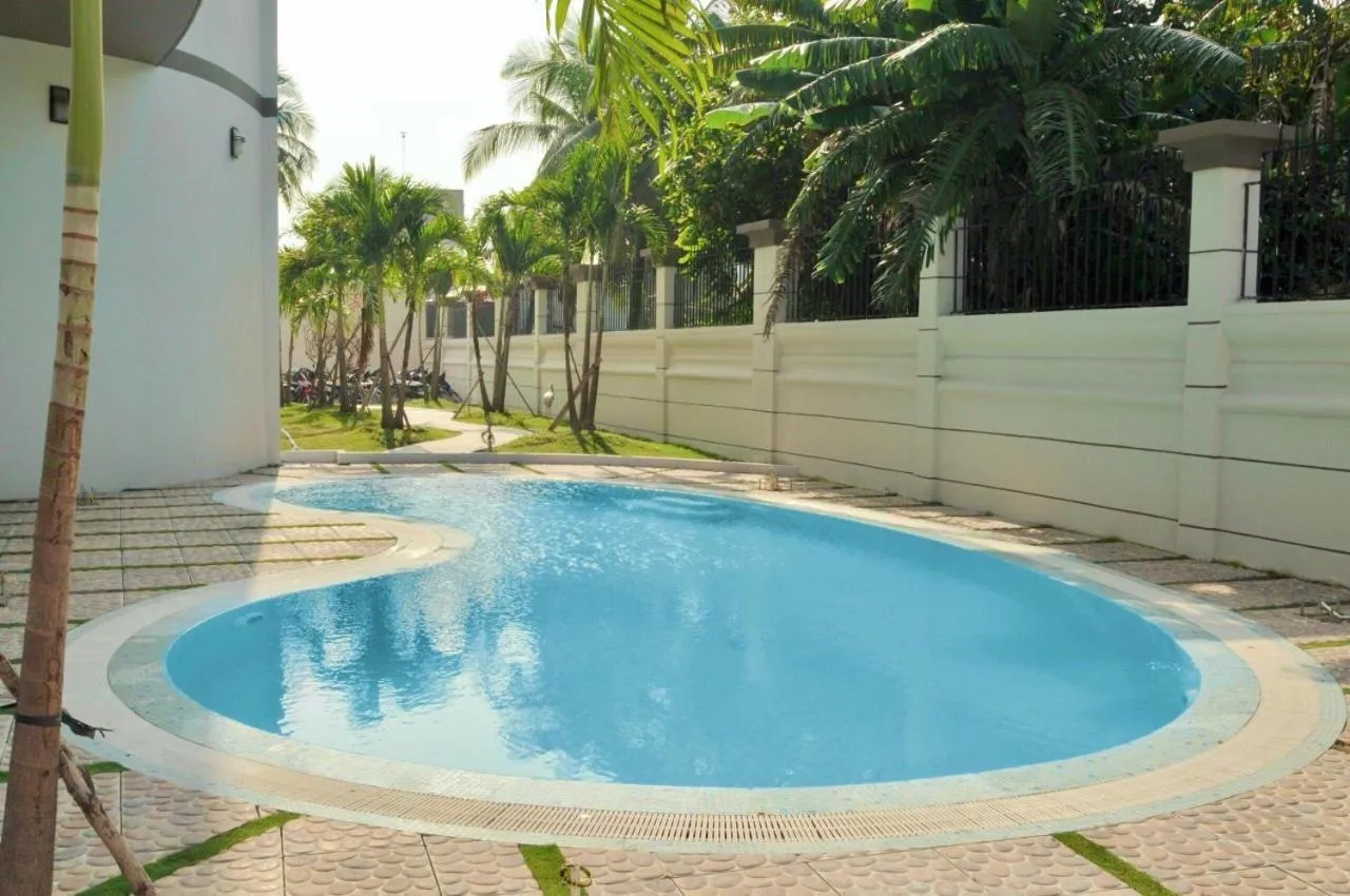 Pool view in Hoa Binh 1 Hotel