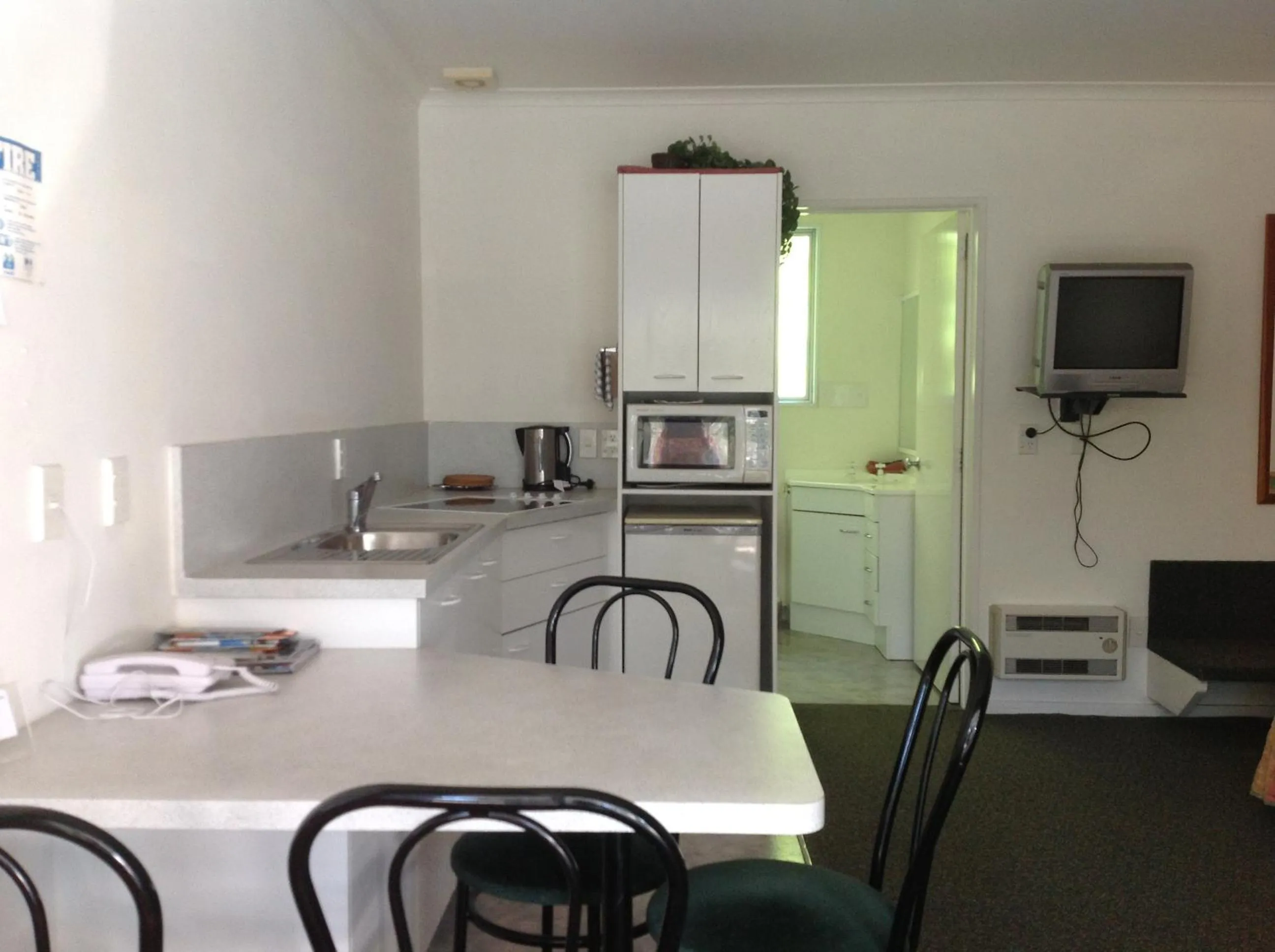 Kitchen or kitchenette in Breeze Motels