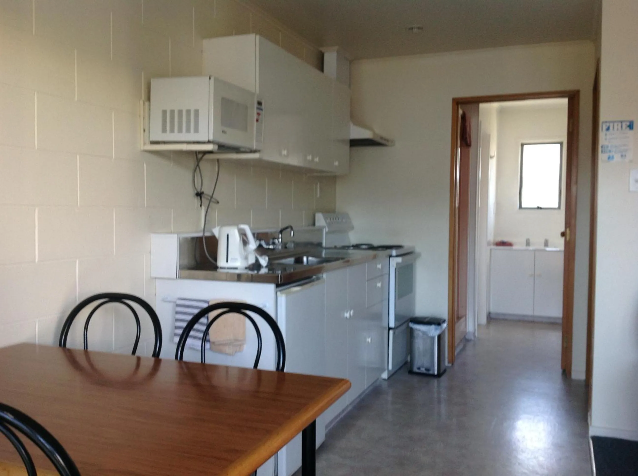 Kitchen or kitchenette in Breeze Motels