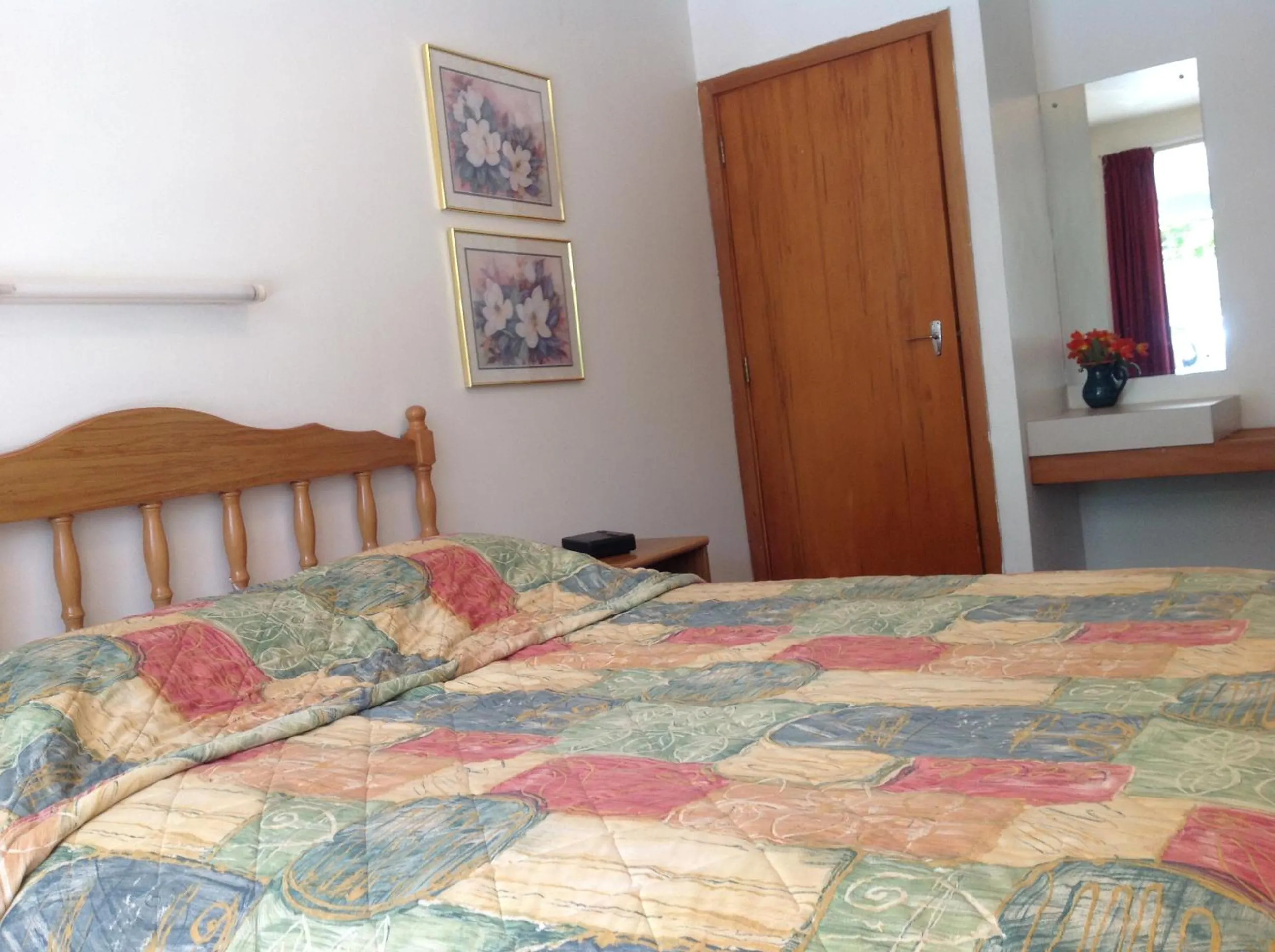 Bed in Breeze Motels