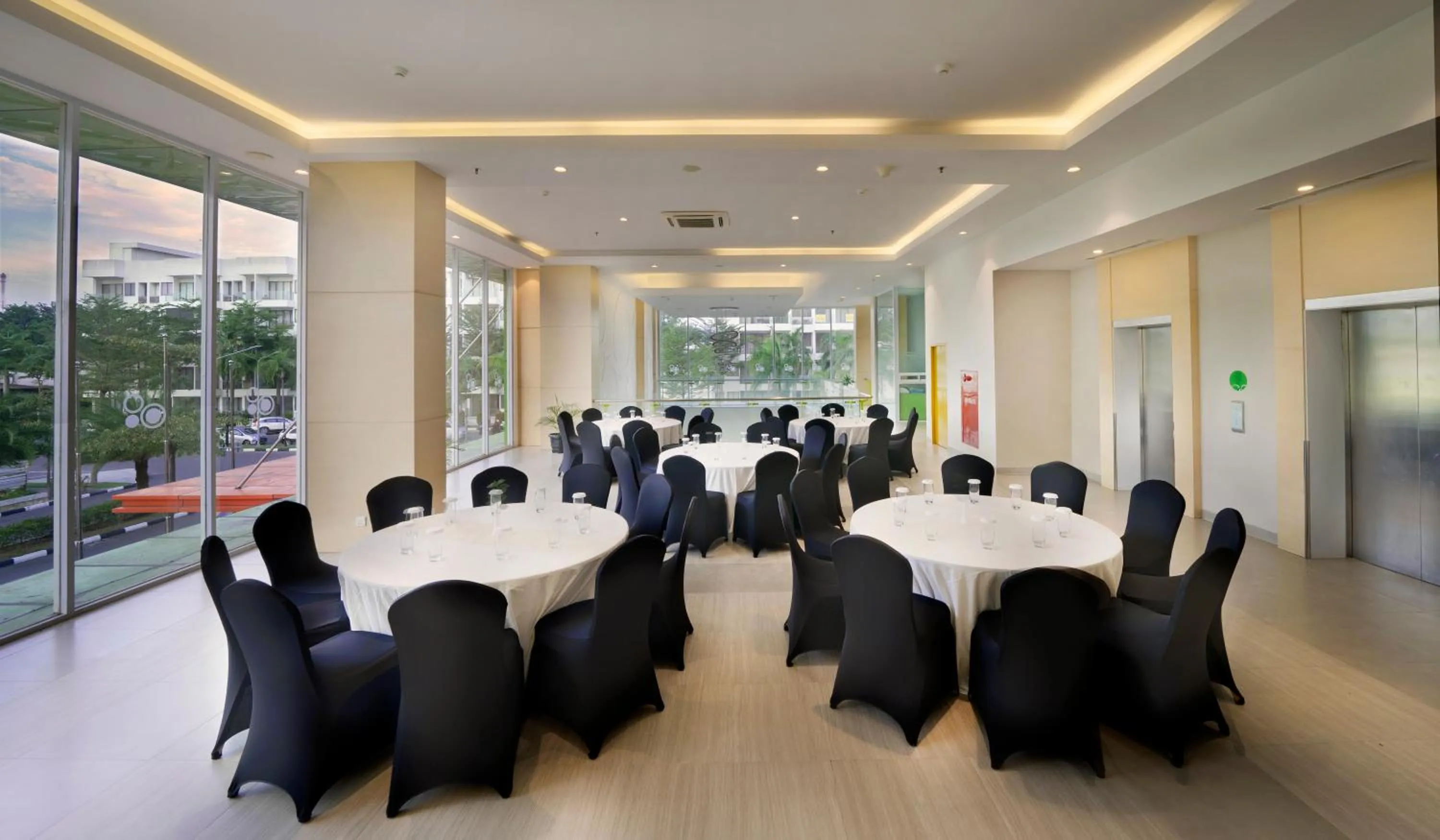 Meeting/conference room in Zest Harbour Bay Batam by Swiss-Belhotel International