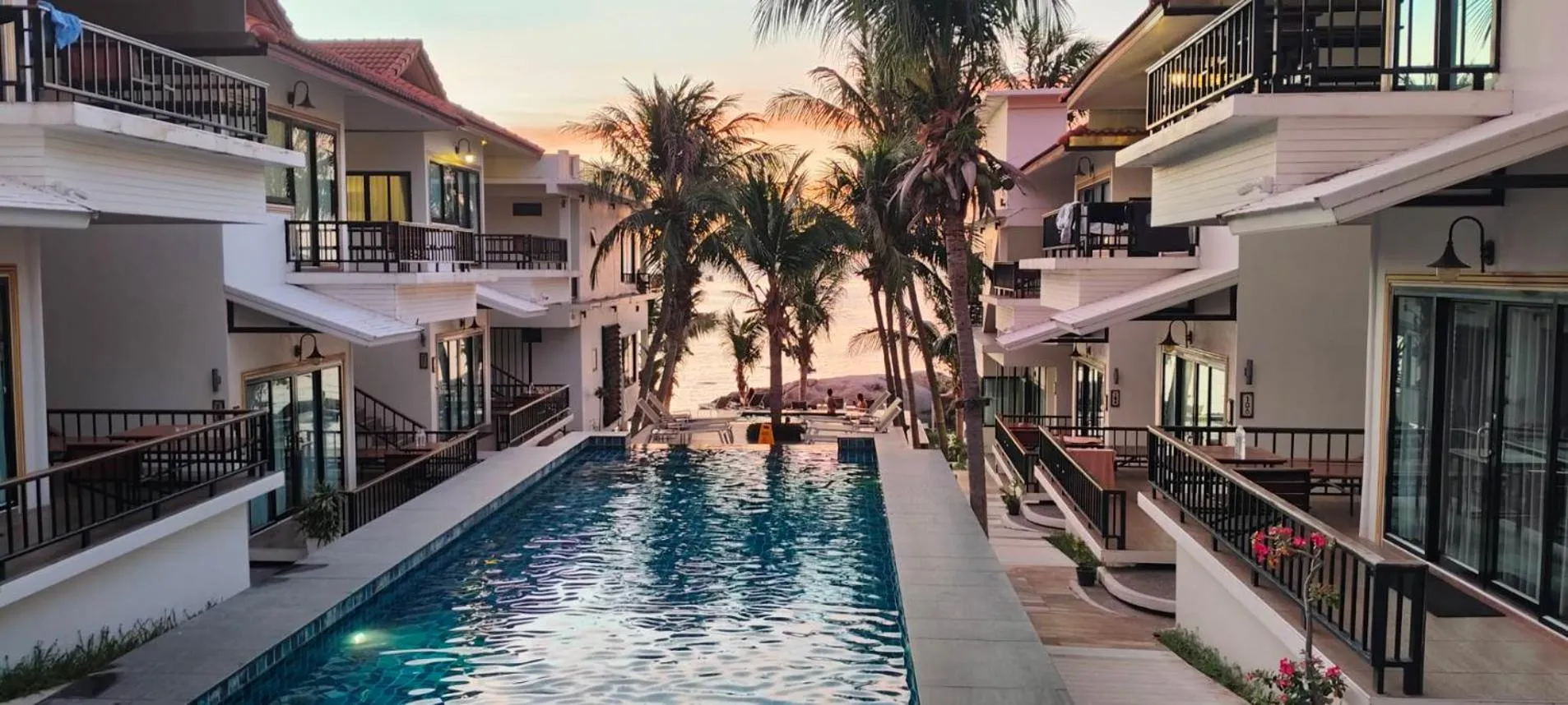 Swimming pool in Simple Life Cliff View Resort