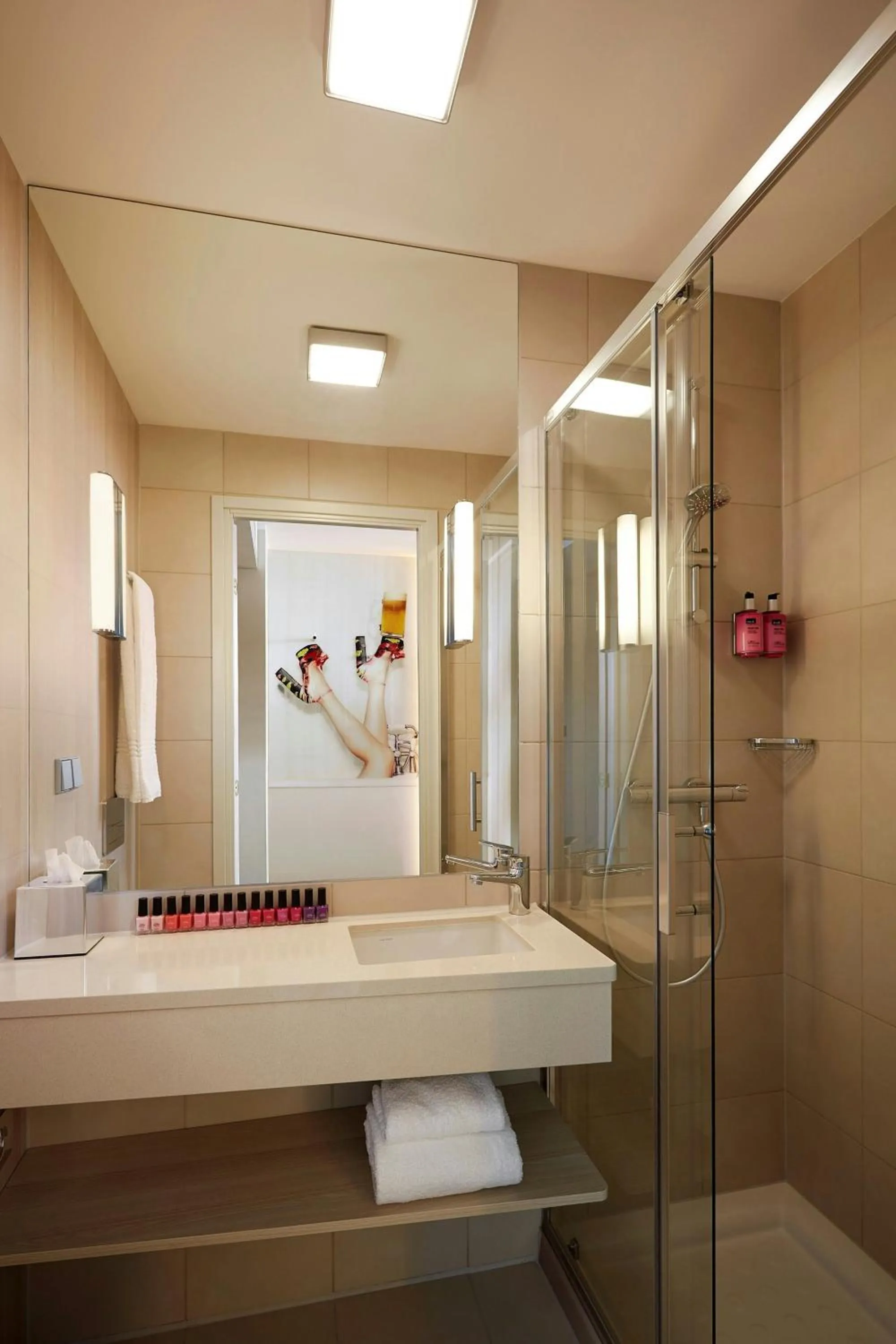 Bathroom in Moxy Munich Airport