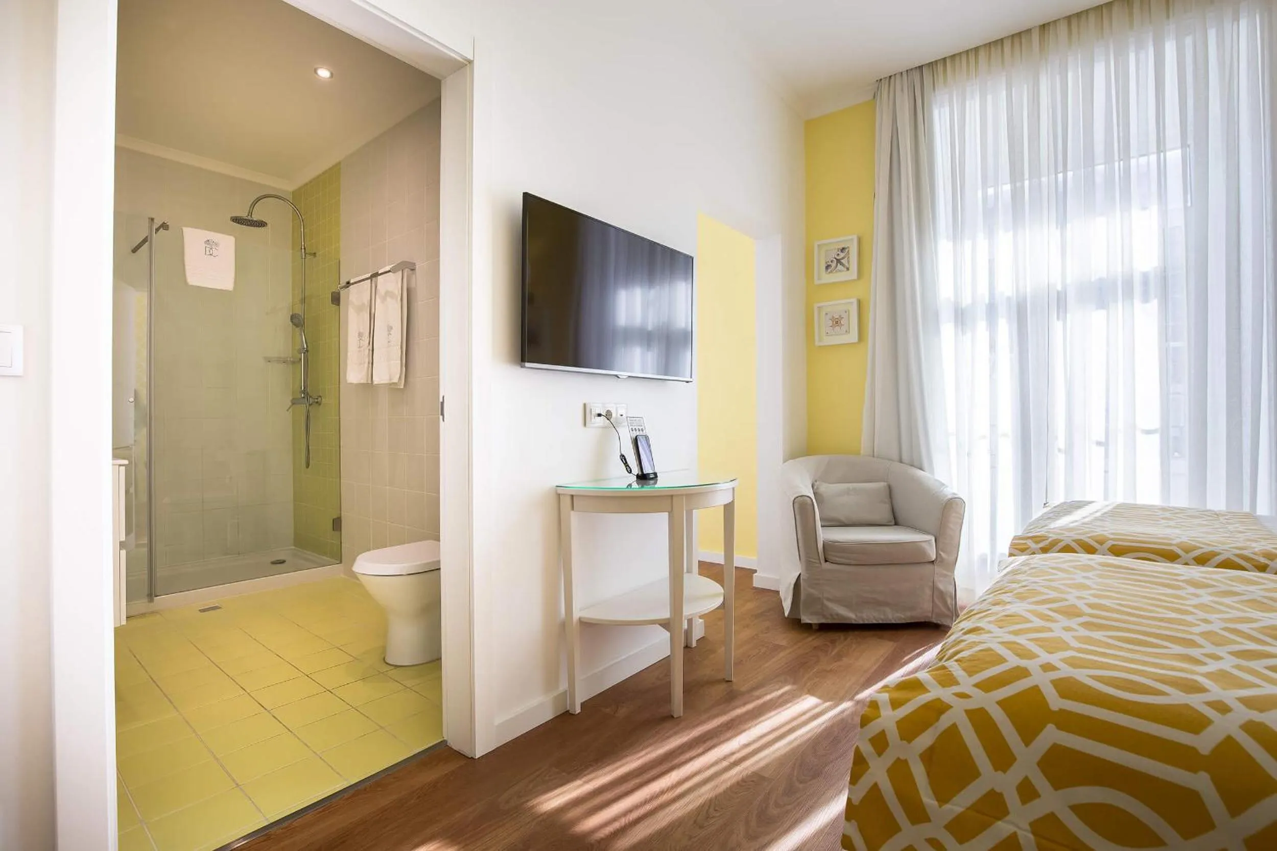 Photo of the whole room, Bed in Dream Chiado Apartments