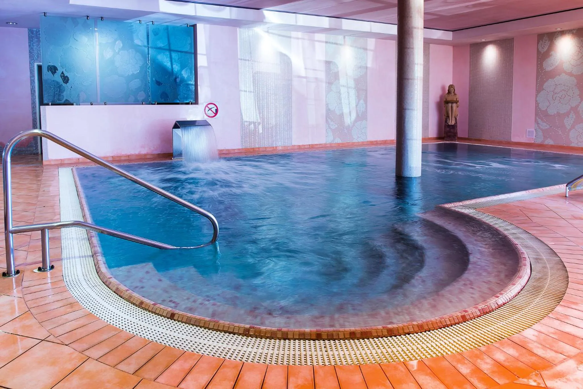 Swimming pool in Willa Alexander Resort & SPA - caloroczny kryty BASEN