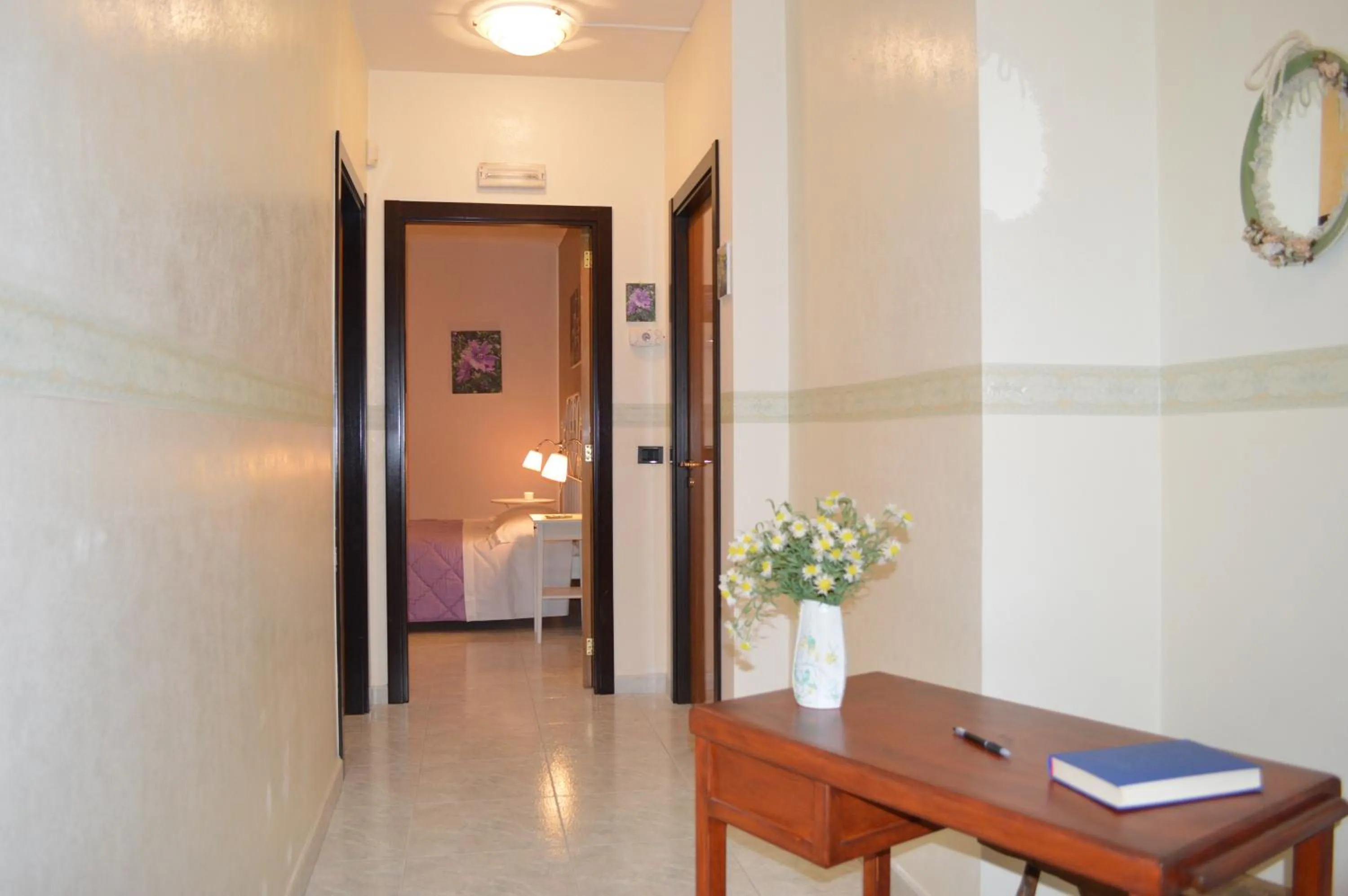 Communal lounge/ TV room, Bed in Porta Matera B&b