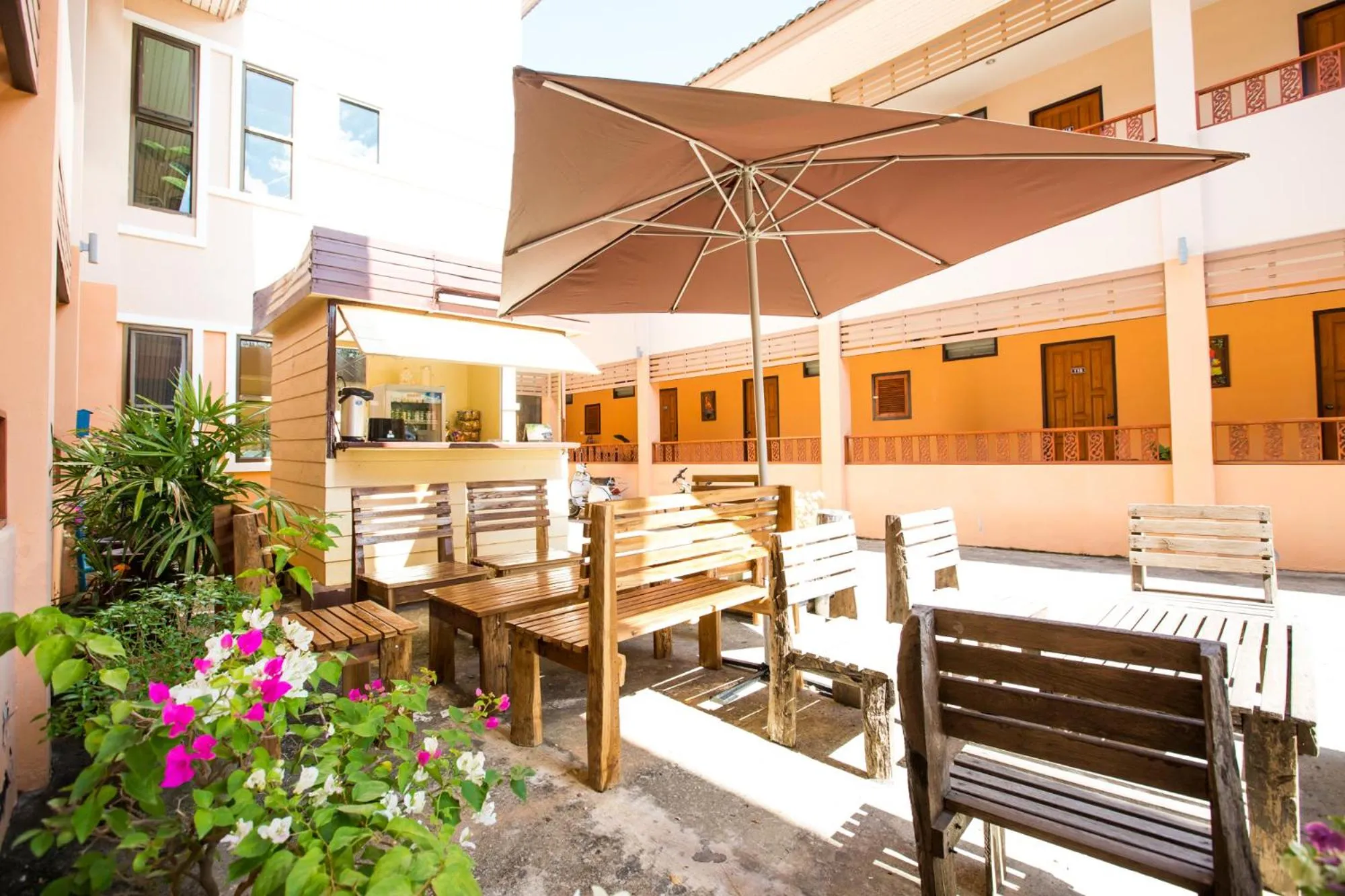 Restaurant/places to eat in Banlanna Hotel Lampang