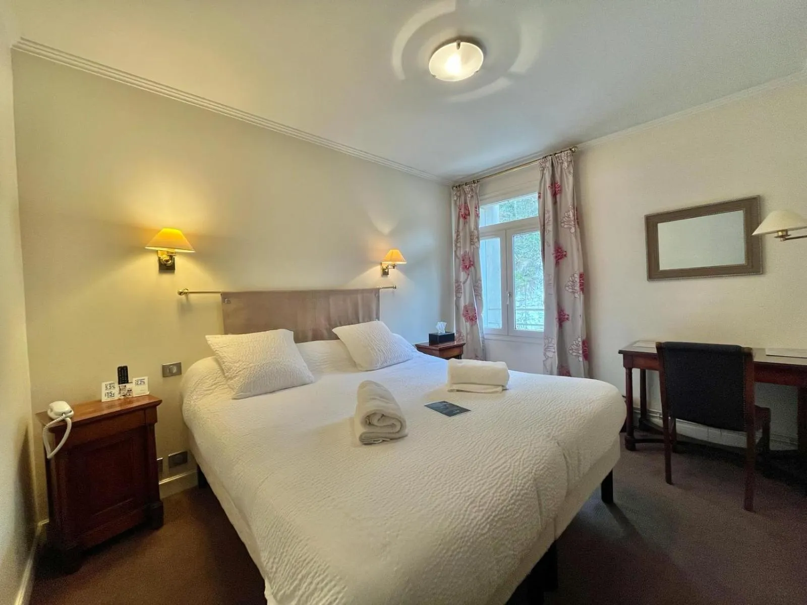 Bedroom, Bed in Logis Hôtel Le Rivage