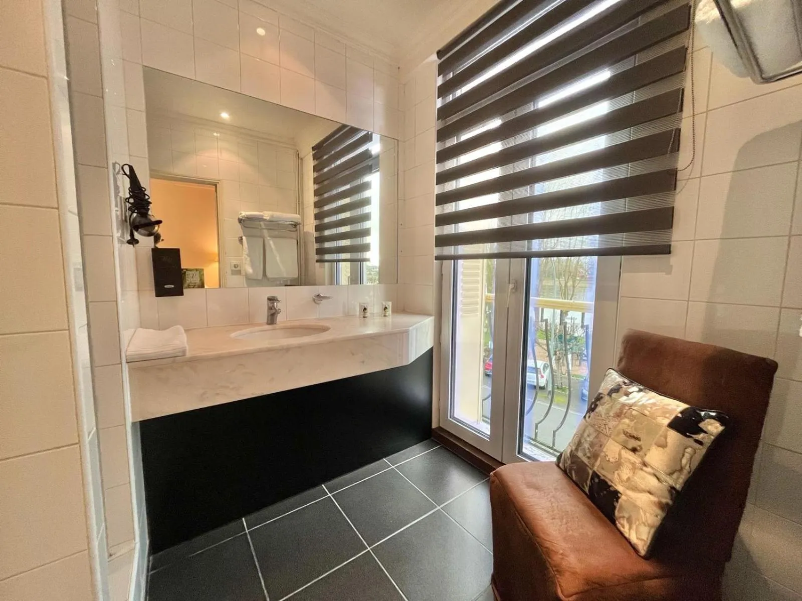 Shower in Logis Hôtel Le Rivage