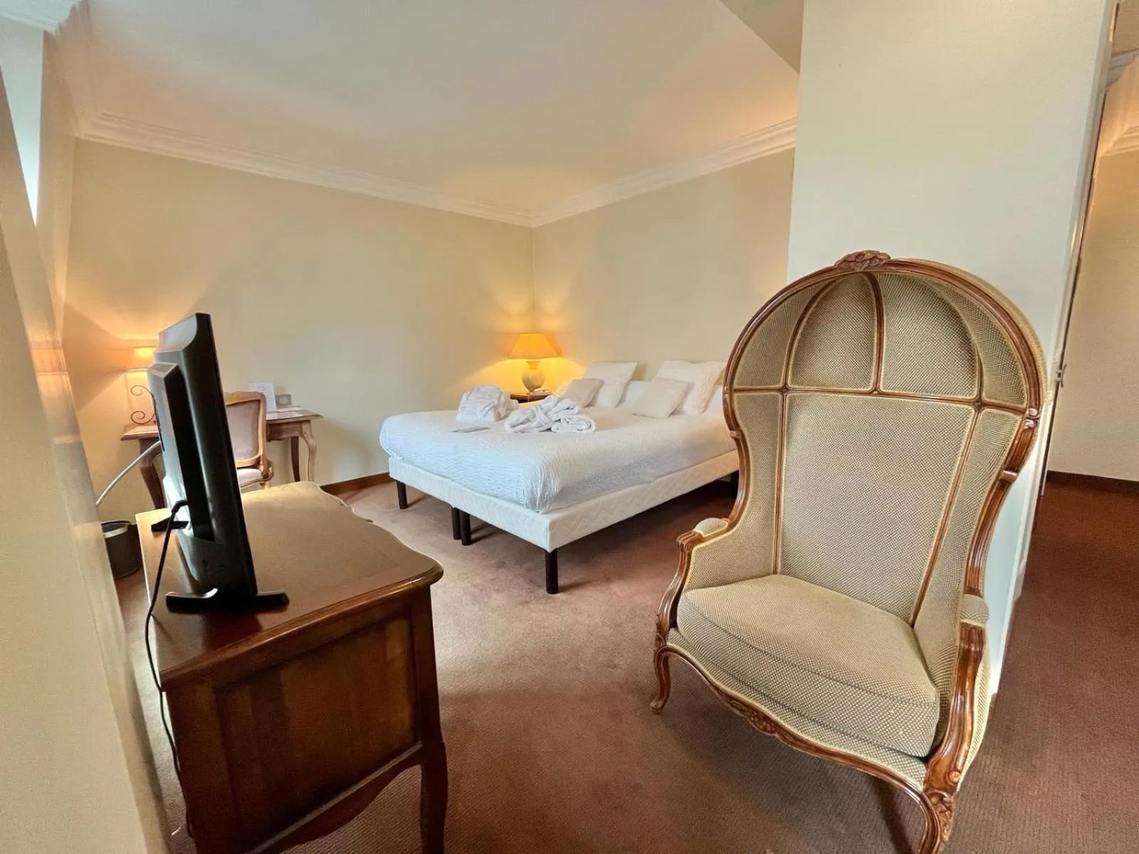 Bedroom, Bed in Logis Hôtel Le Rivage