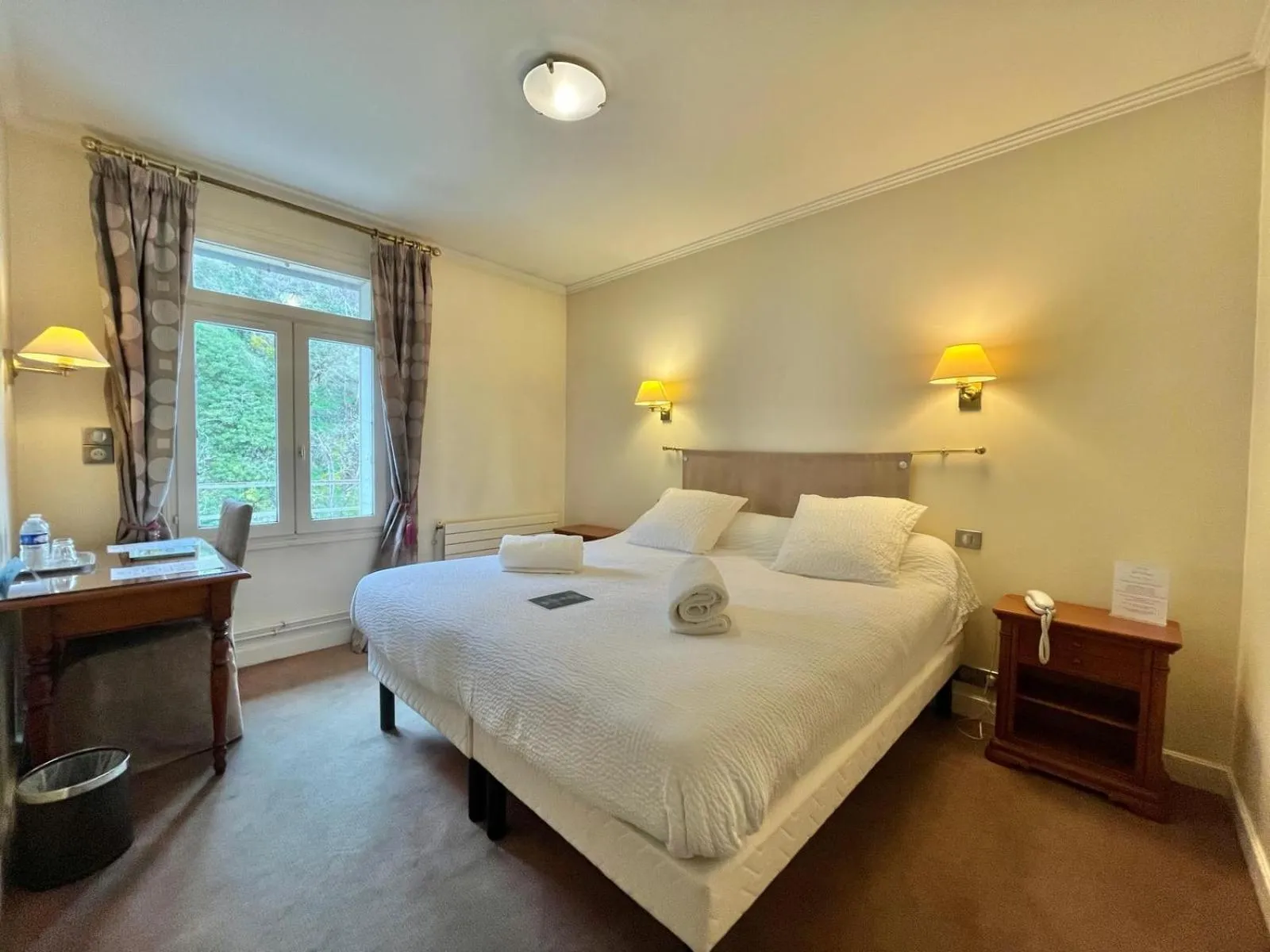 Bedroom, Bed in Logis Hôtel Le Rivage