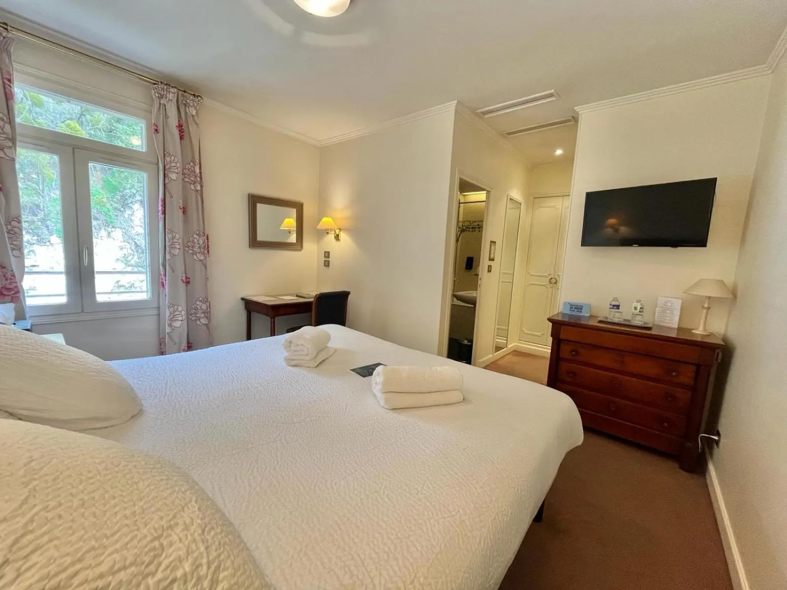 Bedroom, Bed in Logis Hôtel Le Rivage