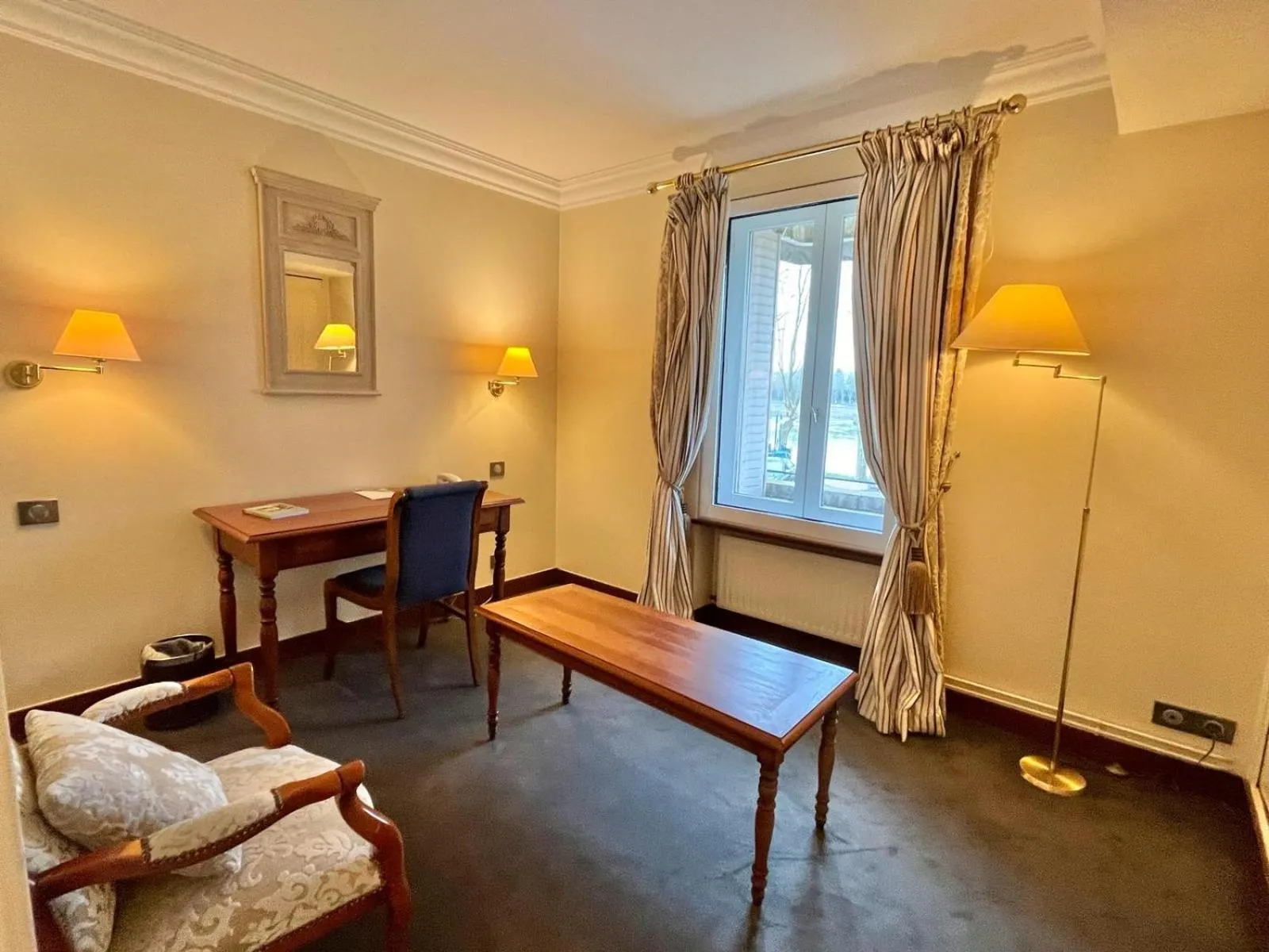 Living room in Logis Hôtel Le Rivage