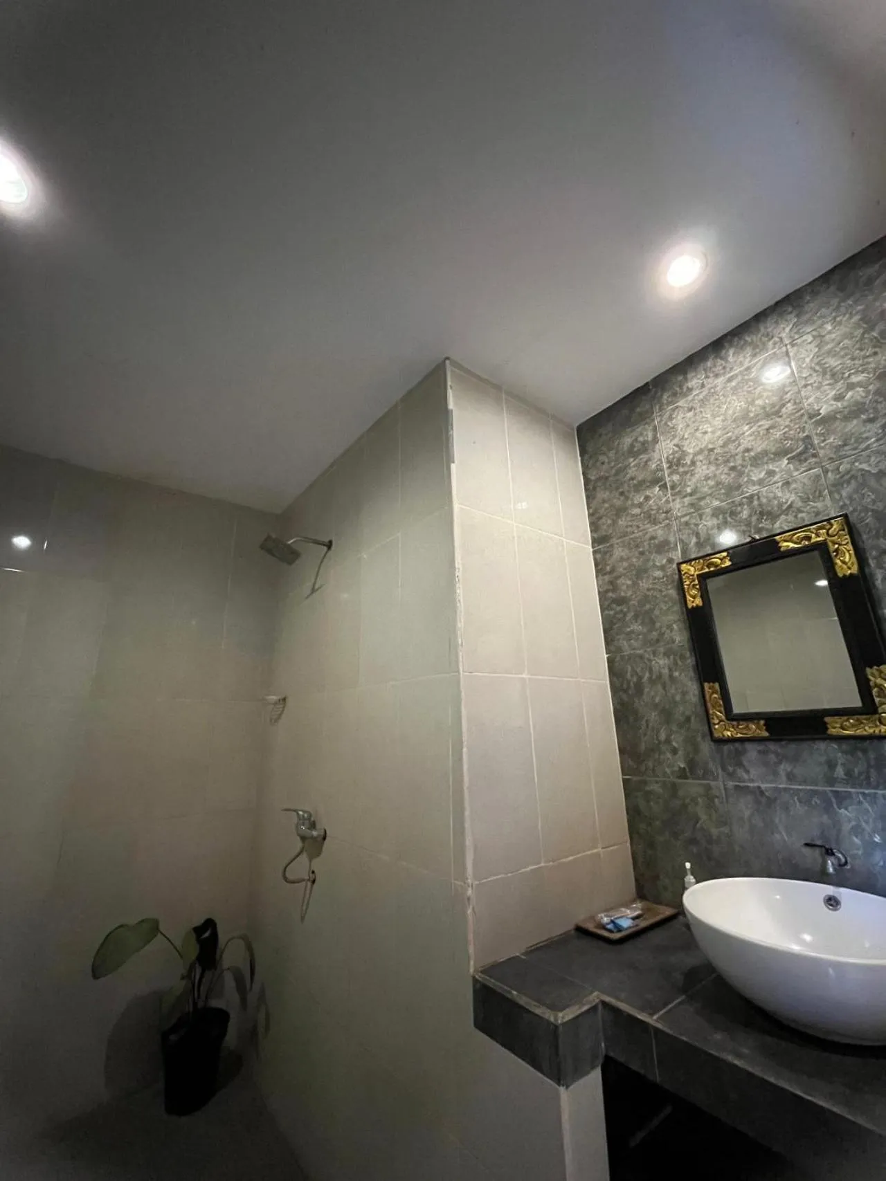 Shower in Asri Sari Ubud Resort