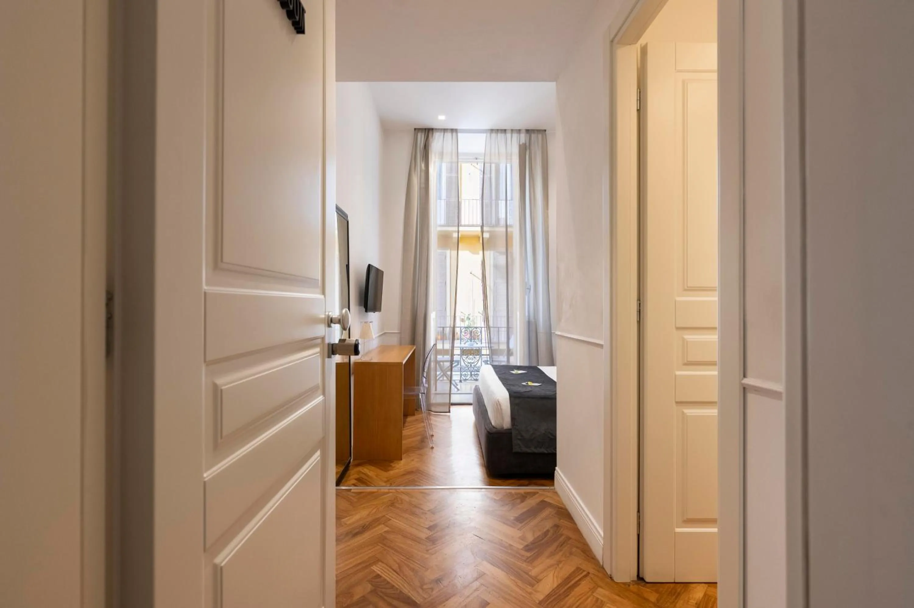 Photo of the whole room, Bed in Vanity Navona