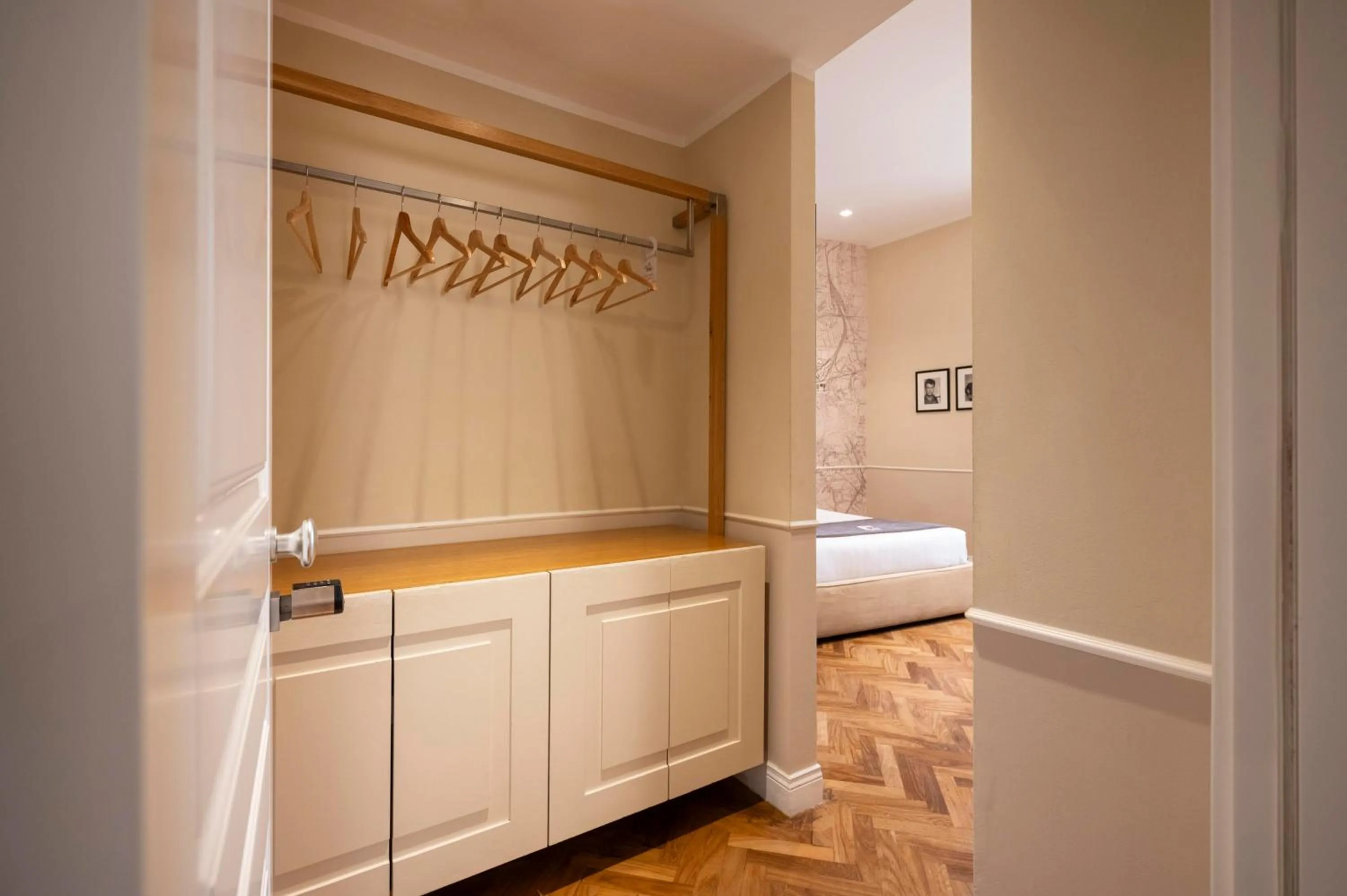 furniture, Bed in Vanity Navona