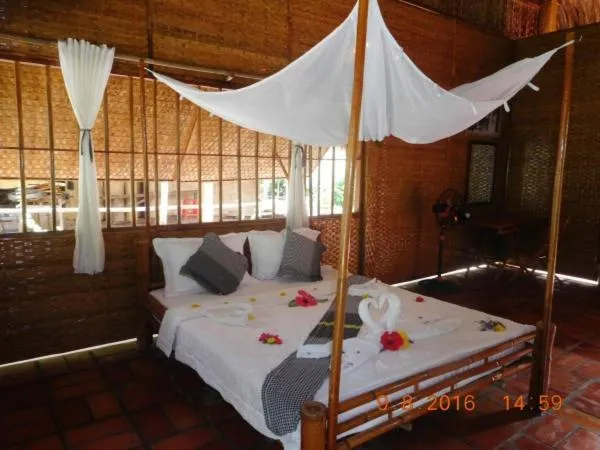 Bed in Mekong Ecolodge Bungalow