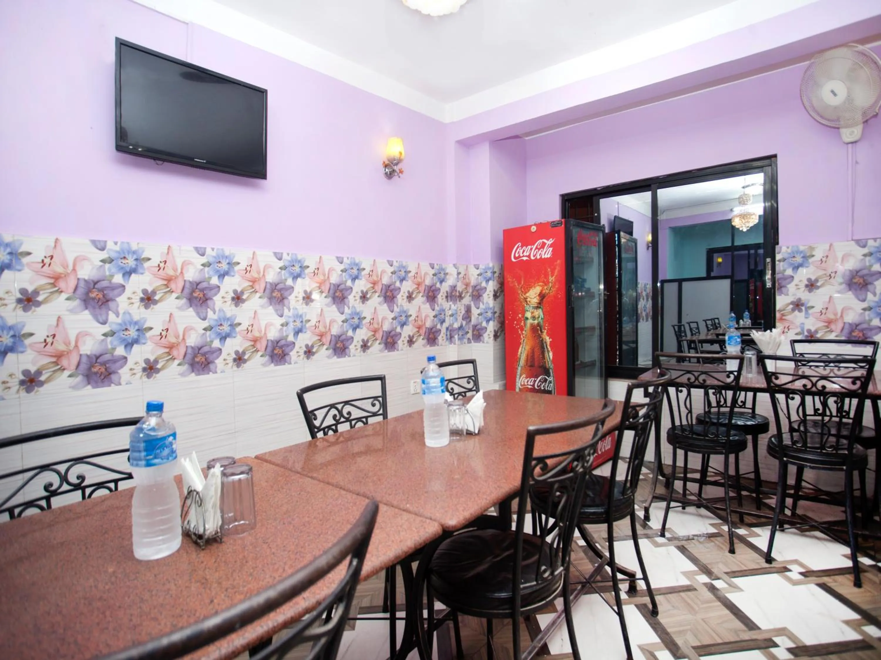 Restaurant/places to eat in Allied Hotel