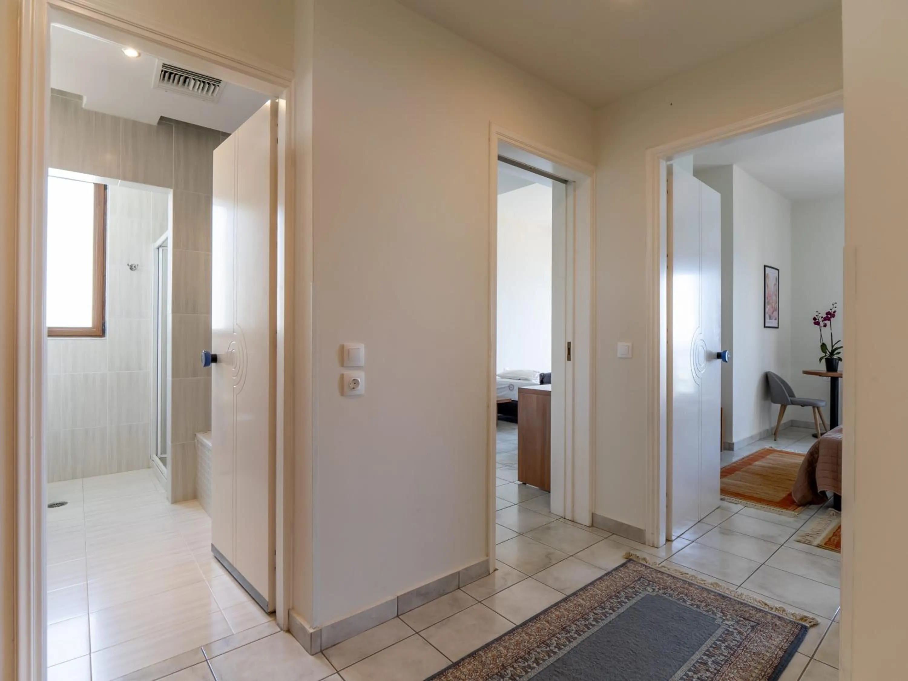 Photo of the whole room, Bed in Sunset Hotel