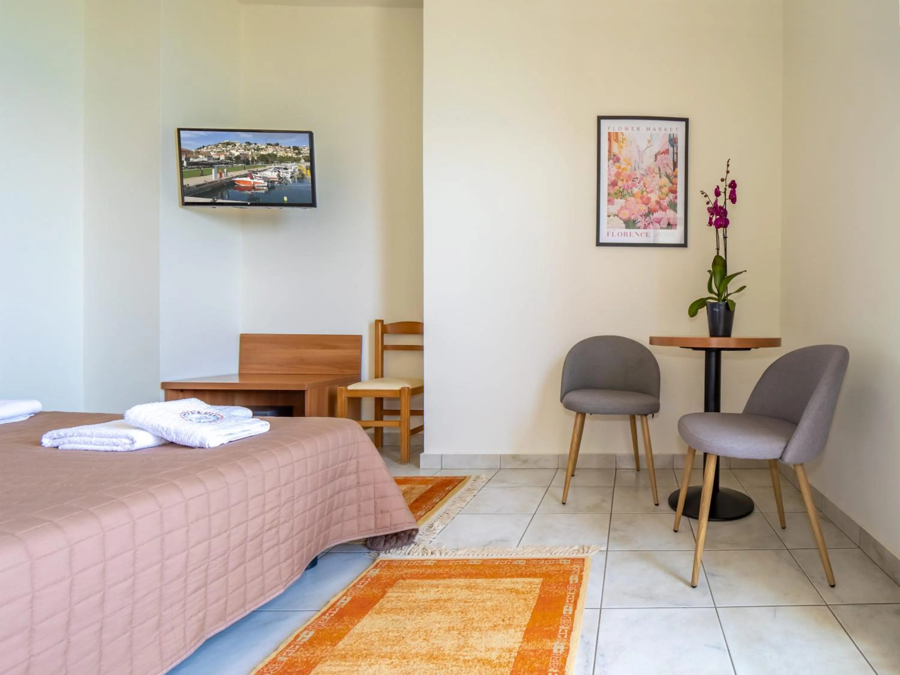 Photo of the whole room, Bed in Sunset Hotel