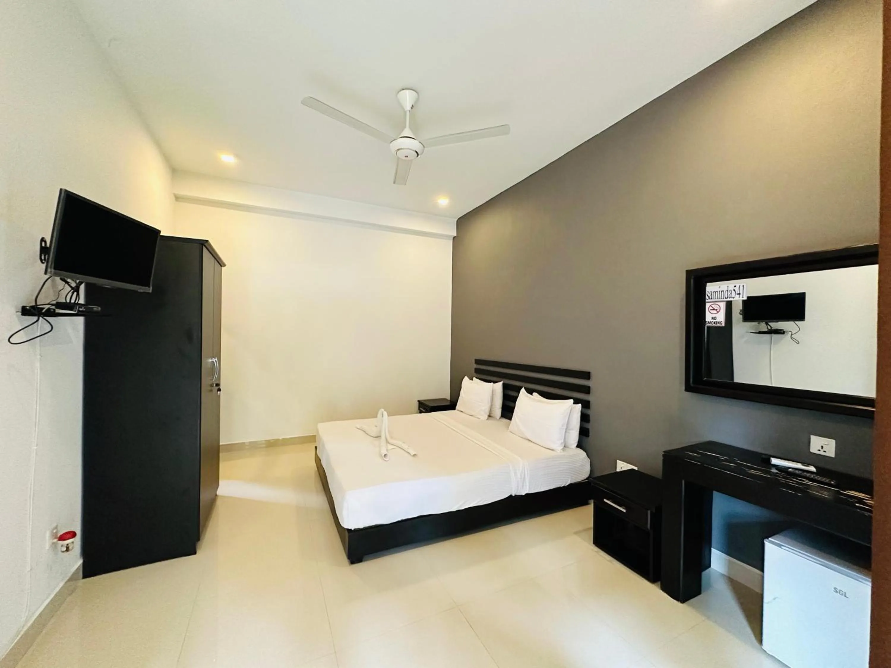 Bed in Sunrise Palace Negombo