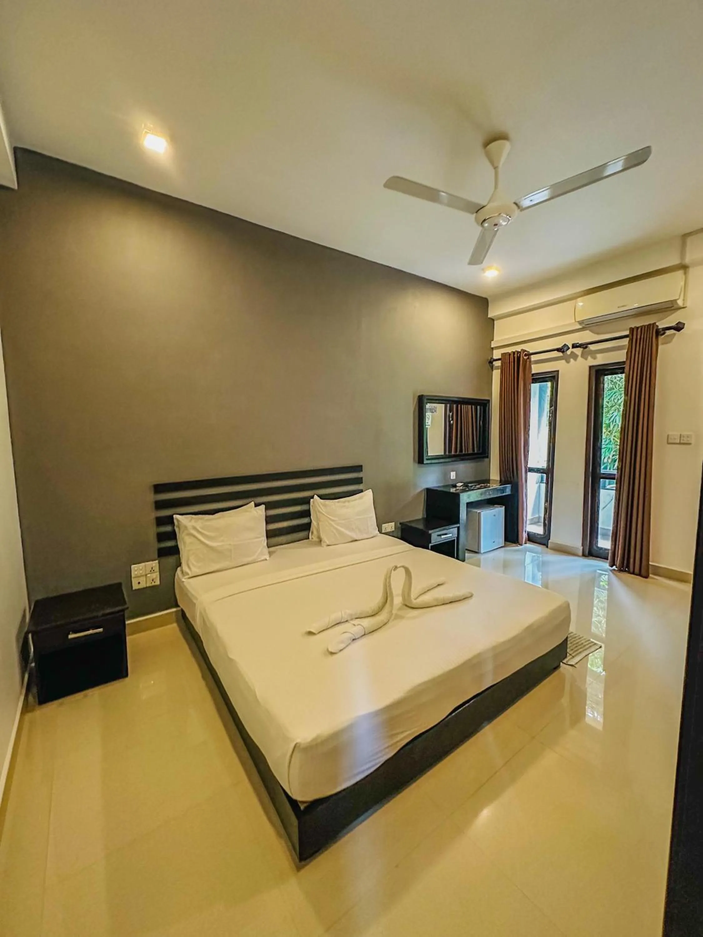 Bed in Sunrise Palace Negombo