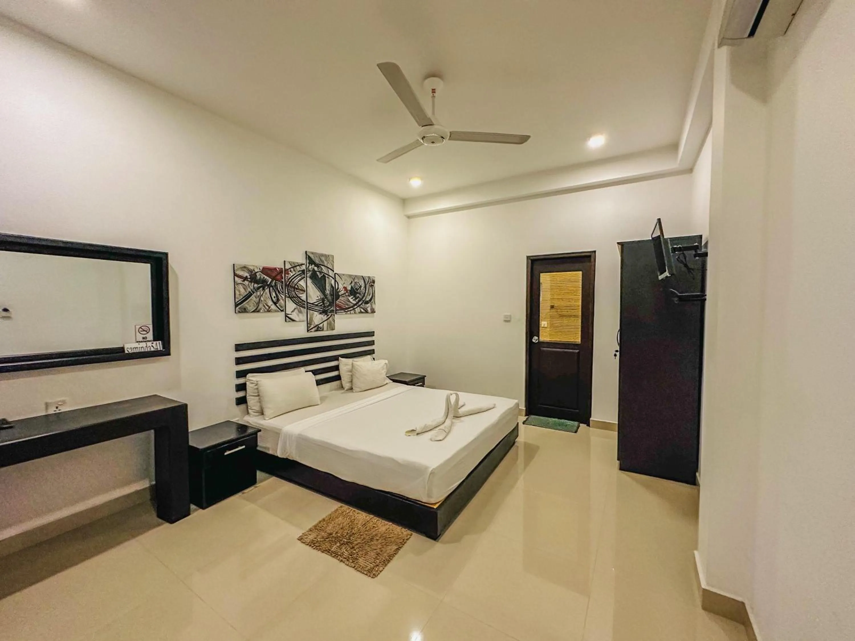 Bed in Sunrise Palace Negombo